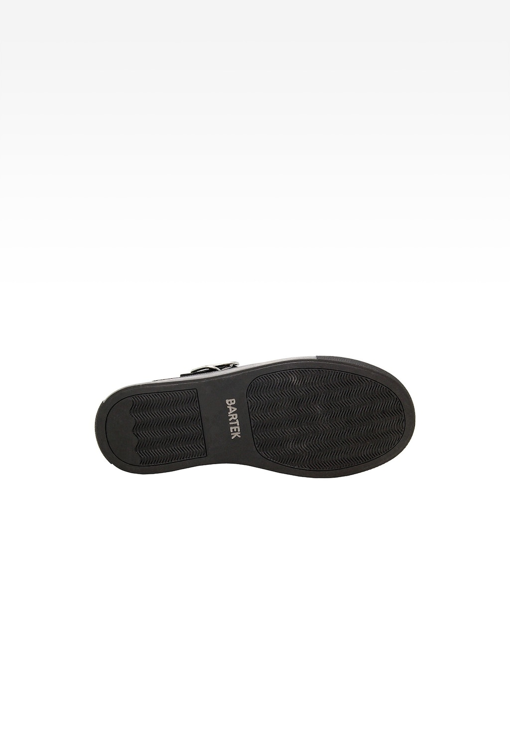 Spód czarnej baleriny dziewczęcej Bartek model 83006-31, widoczna antypoślizgowa podeszwa z wyraźnym wzorem falistym i logotypem marki BARTEK.