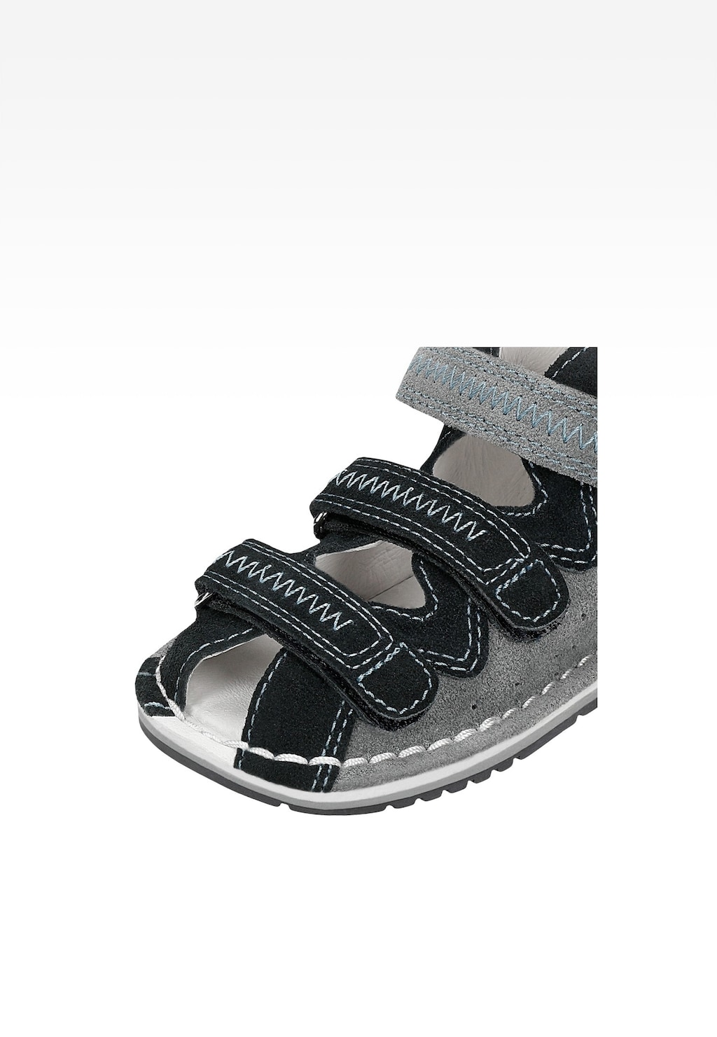 Sandały zabudowane Bartek 8920060 dla chłopców w kolorze popielato-granatowym z trzema rzepami zapewniającymi regulację, widoczne w zbliżeniu z przodu.