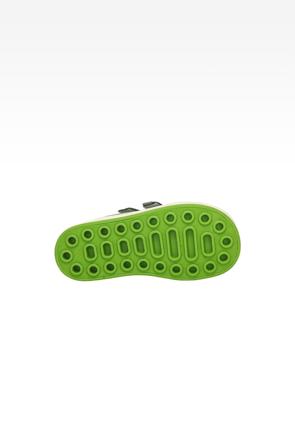 Zielona podeszwa ciemnozielonych półbutów dziecięcych BARTEK 1104206 z charakterystycznym wzorem bieżnika, zapinanych na rzepy, widok od spodu.