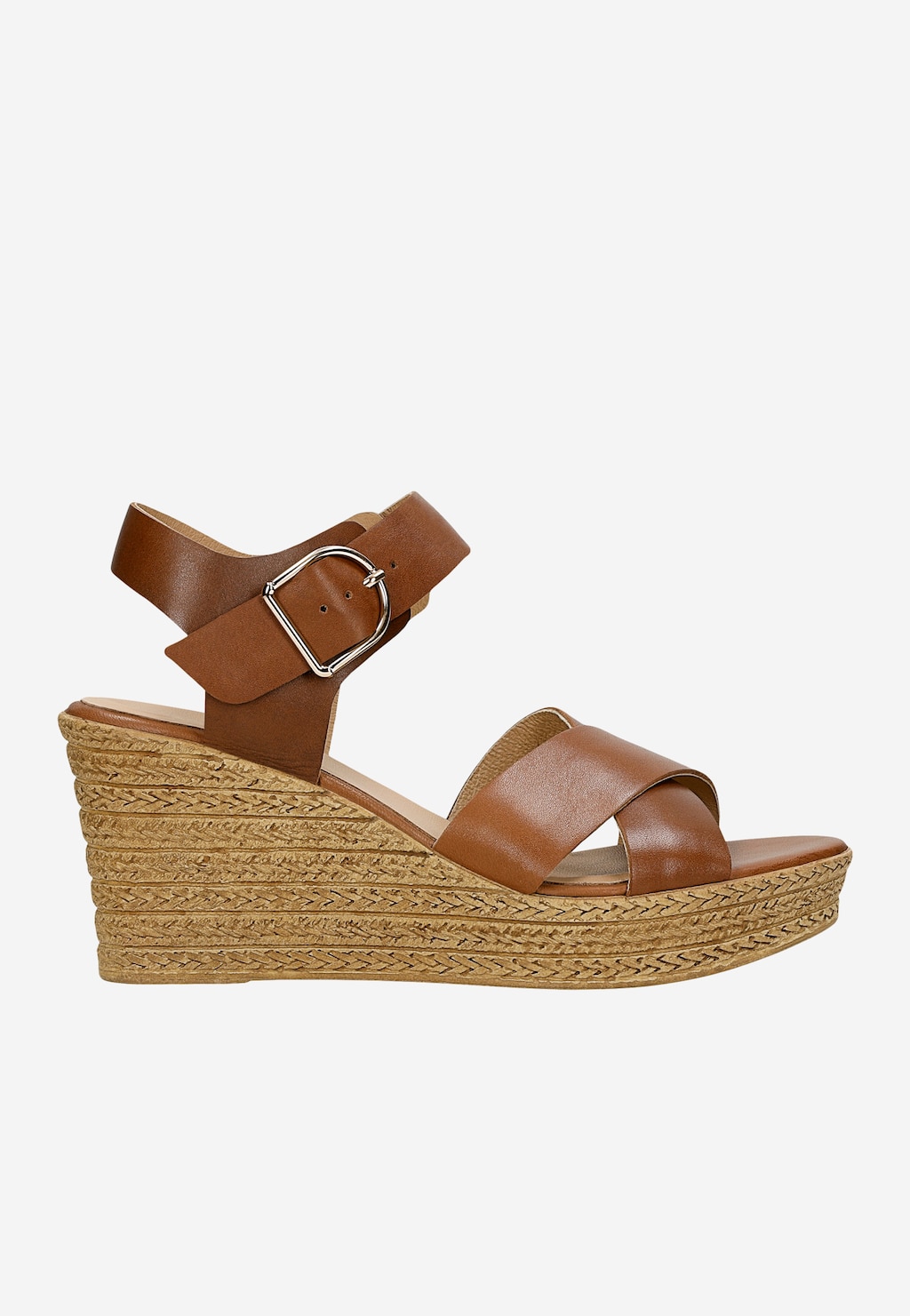Brązowe skórzane sandały Wojas model 76212-52 na koturnie z plecionki jutowej, z szerokim paskiem na przodzie i regulowanym zapięciem z metalową klamrą na kostce.