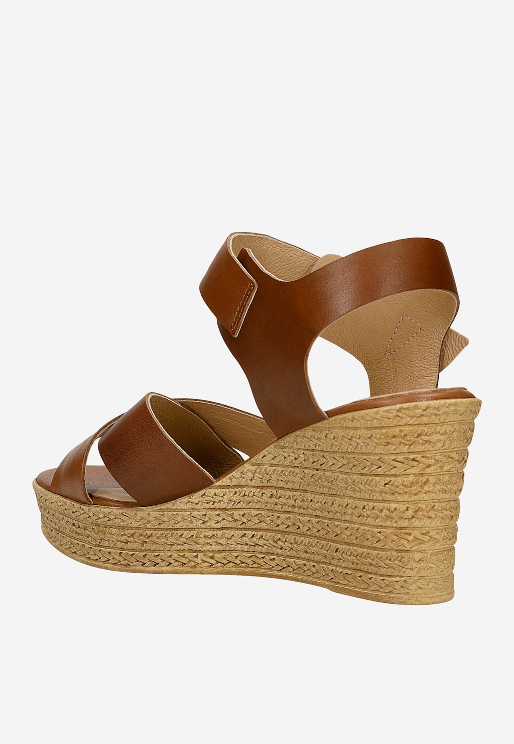Brązowe skórzane sandały Wojas model 76212-52 na plecionej koturnie z jutowego materiału, widok z boku. Szeroki pasek na podbiciu i regulowany pasek wokół kostki.