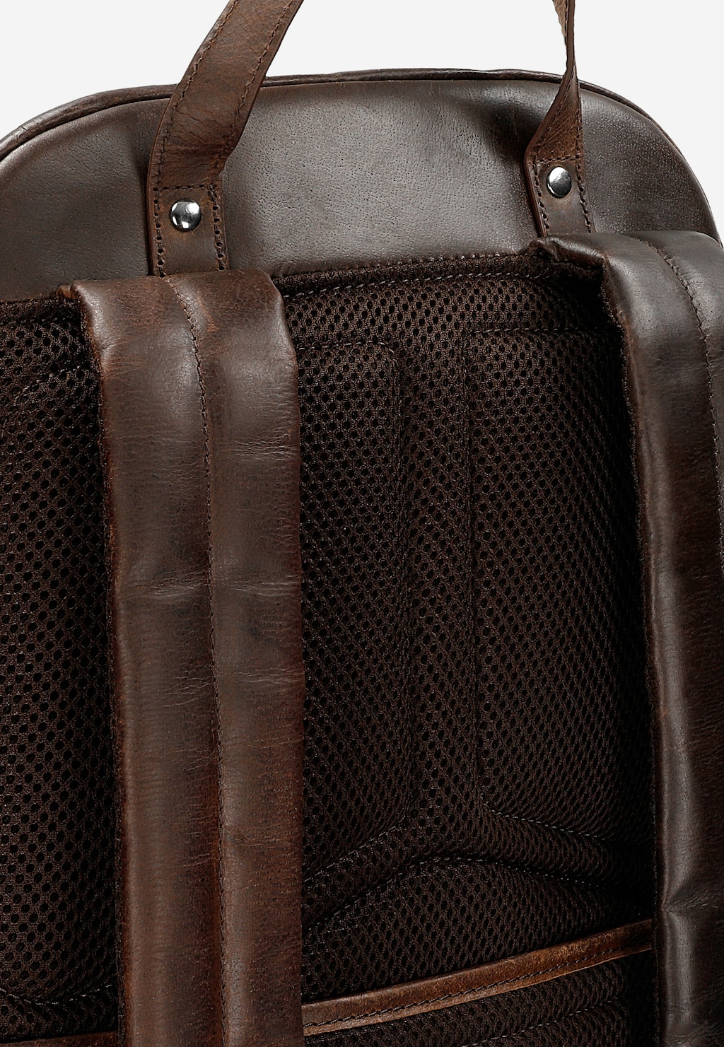 Duży brązowy plecak męski Wojas 80373-42, widok z tyłu, wykonany ze skóry licowej z siateczkowymi wstawkami i wygodnymi szelkami.