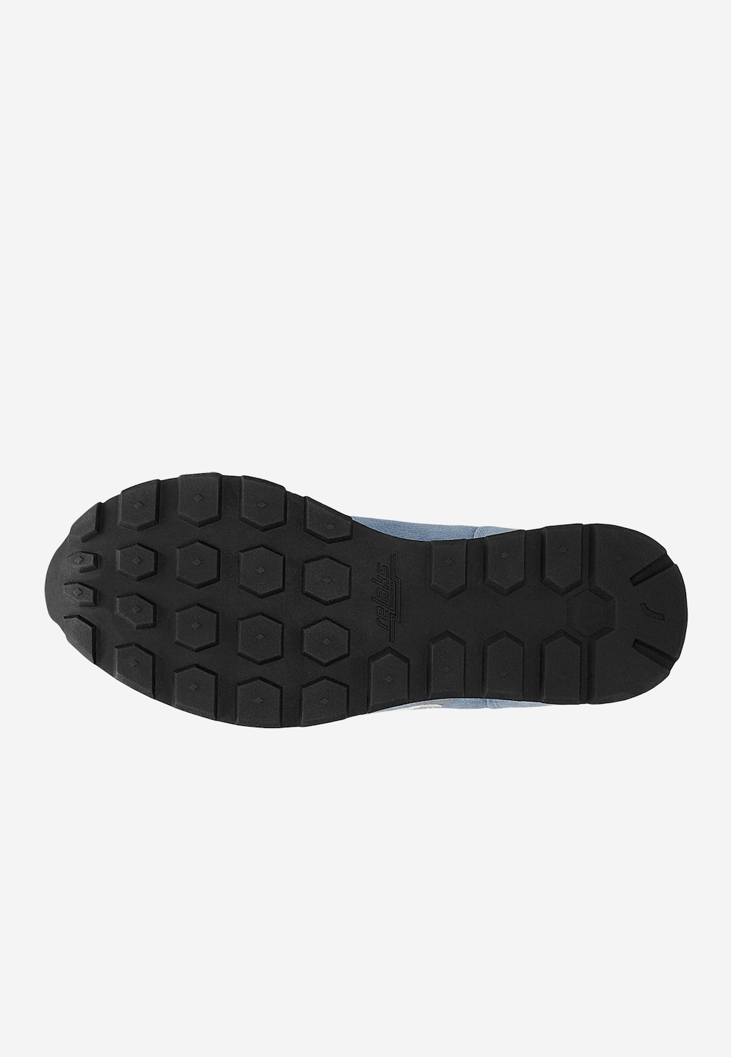 Podeszwa sneakersów RELAKS model R3420285 z charakterystycznym sześciokątnym wzorem bieżnika. Widoczny fragment niebiesko-granatowej cholewki z szarymi wstawkami.