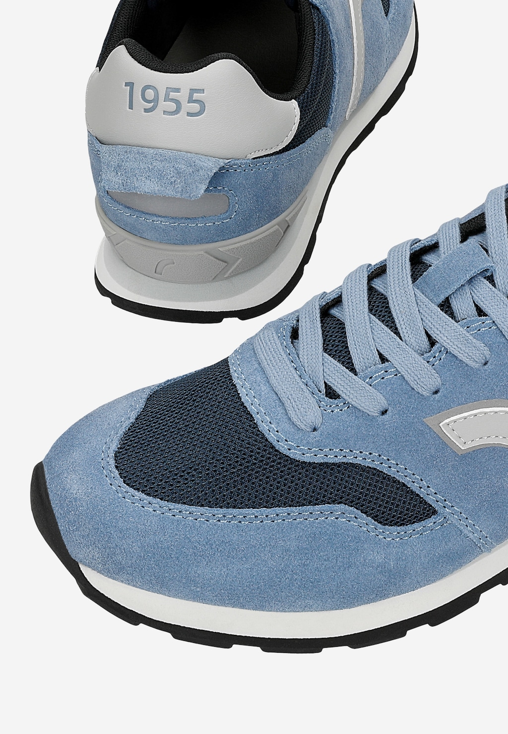 Niebiesko-granatowe sneakersy RELAKS model R3420285 z szarymi wstawkami, ozdobione logo i numerem 1955 na pięcie, na białej podeszwie z czarną podeszwą zewnętrzną.