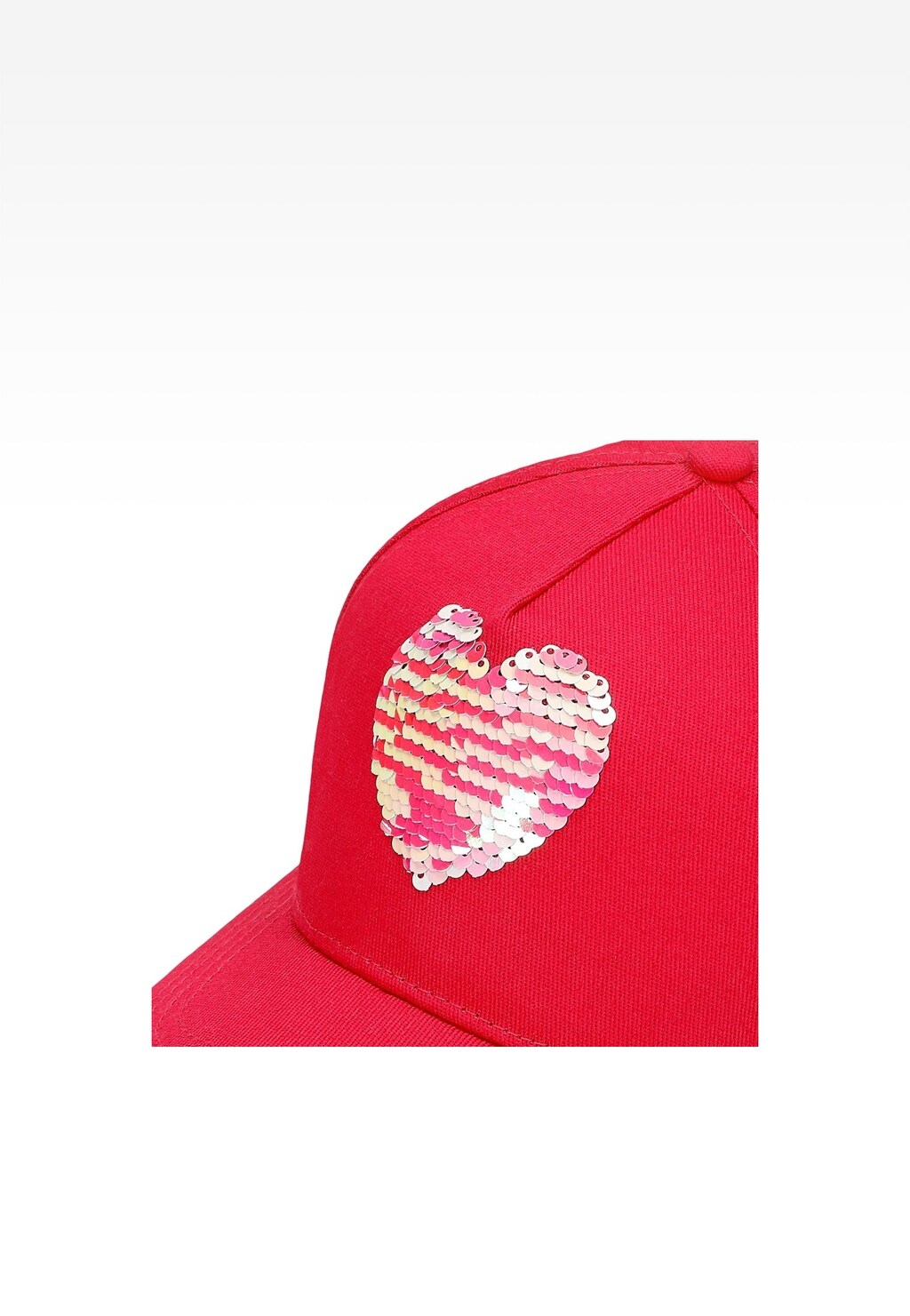 Różowa czapka z daszkiem dla dziewczynki Bartek 85611-15 z ozdobnym cekinowym serduszkiem w kolorach różu i złota, widok z boku na daszek i front czapki.