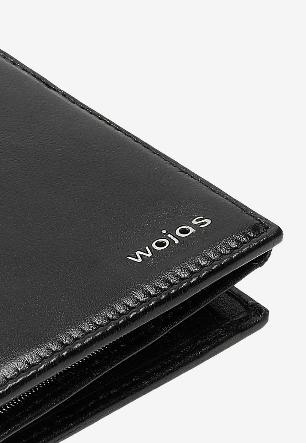 Elegancki czarny skórzany portfel męski Wojas model 8938-51 z metalowym logo, ukazany z bliska, z widocznym starannym przeszyciem i kieszenią z zamkiem błyskawicznym.