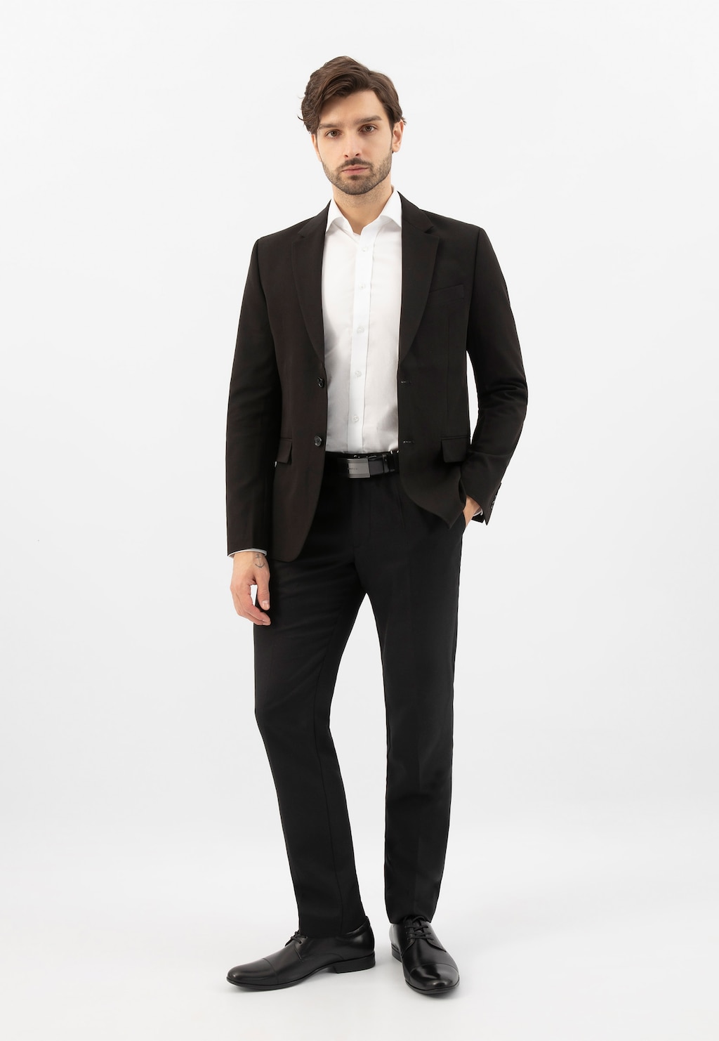 Elegancki strój biznesowy z czarnymi półbutami Wojas model 9036-51. Stylowy czarny garnitur z białą koszulą, uzupełniony klasycznymi męskimi butami.