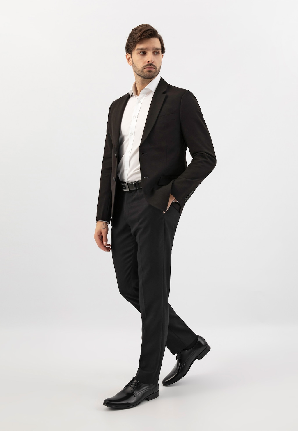 Elegancki czarny garnitur zestawiony z białą koszulą, uzupełniony czarnymi półbutami Wojas model 9037-51 ze skóry licowej - idealne połączenie do formalnych stylizacji.