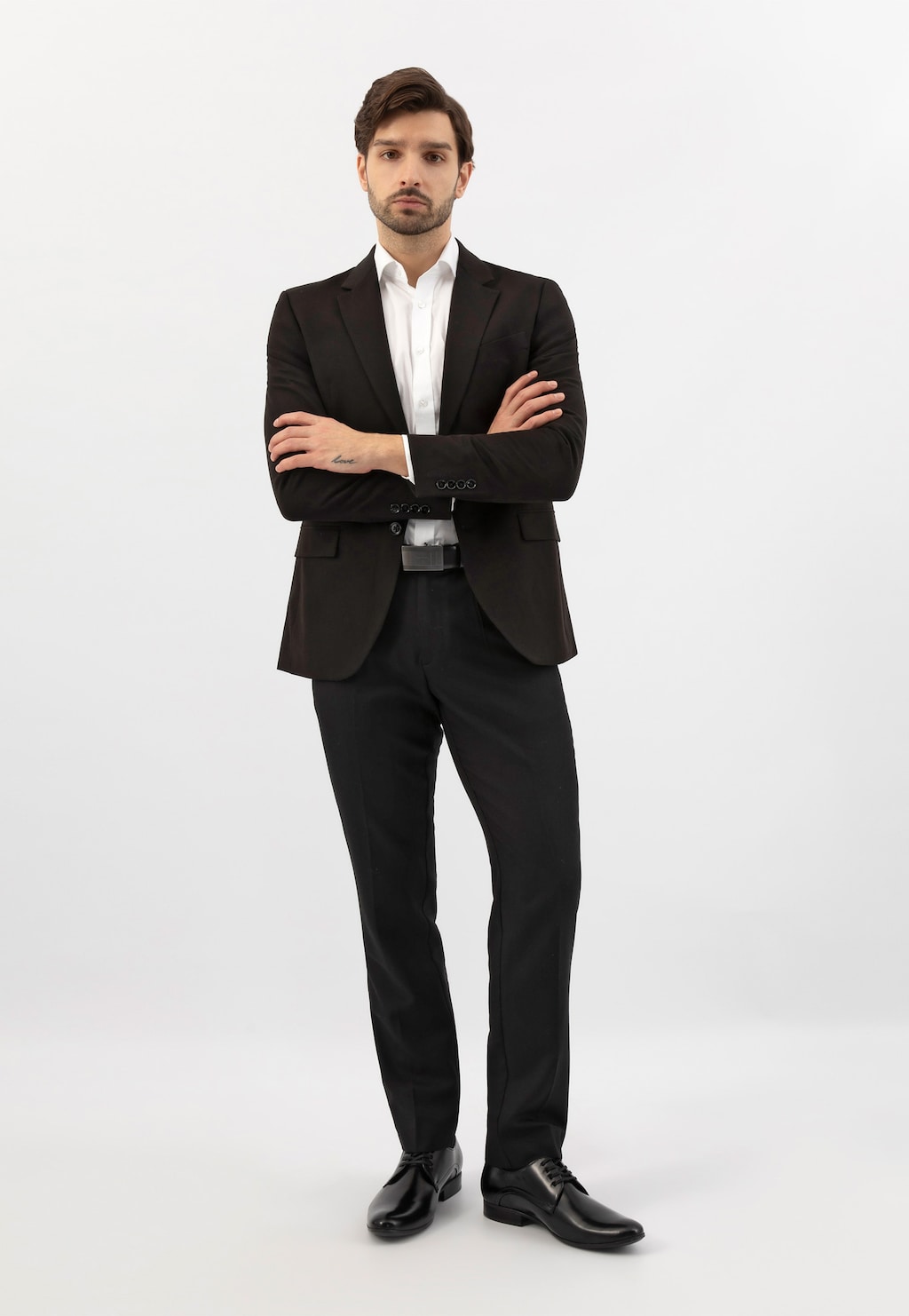 Elegancki czarny garnitur uzupełniony czarnymi półbutami Wojas model 9037-51 ze skóry licowej. Stylizacja biznesowa z białą koszulą i klasycznym obuwiem.