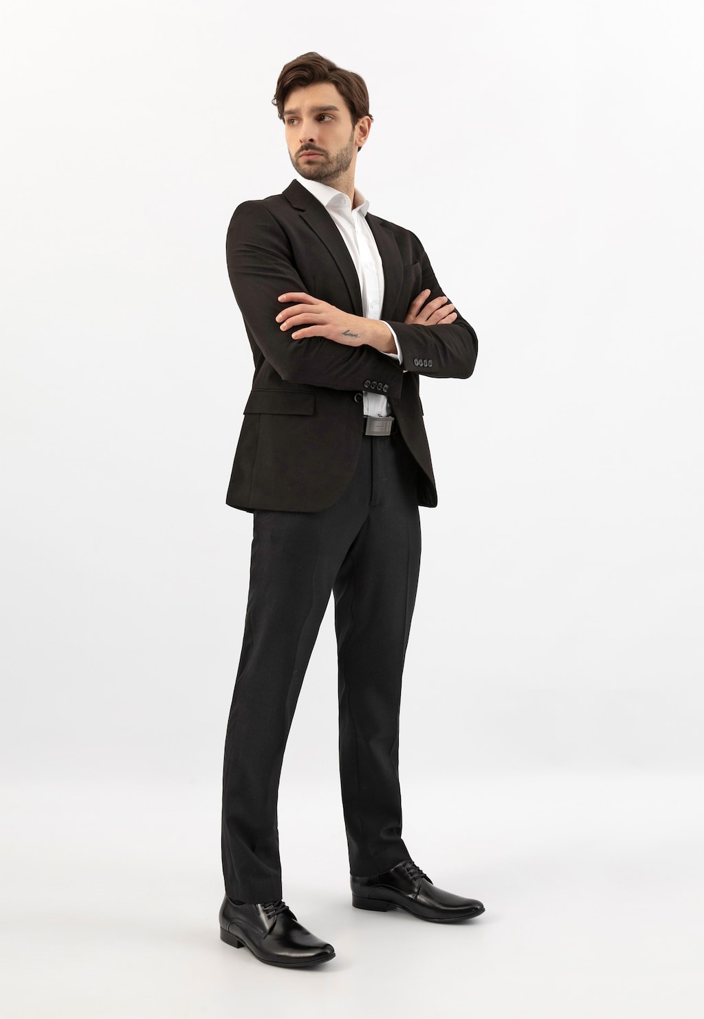 Elegancki strój biznesowy z czarnymi półbutami Wojas model 9037-51 ze skóry licowej, idealnymi do formalnych stylizacji.