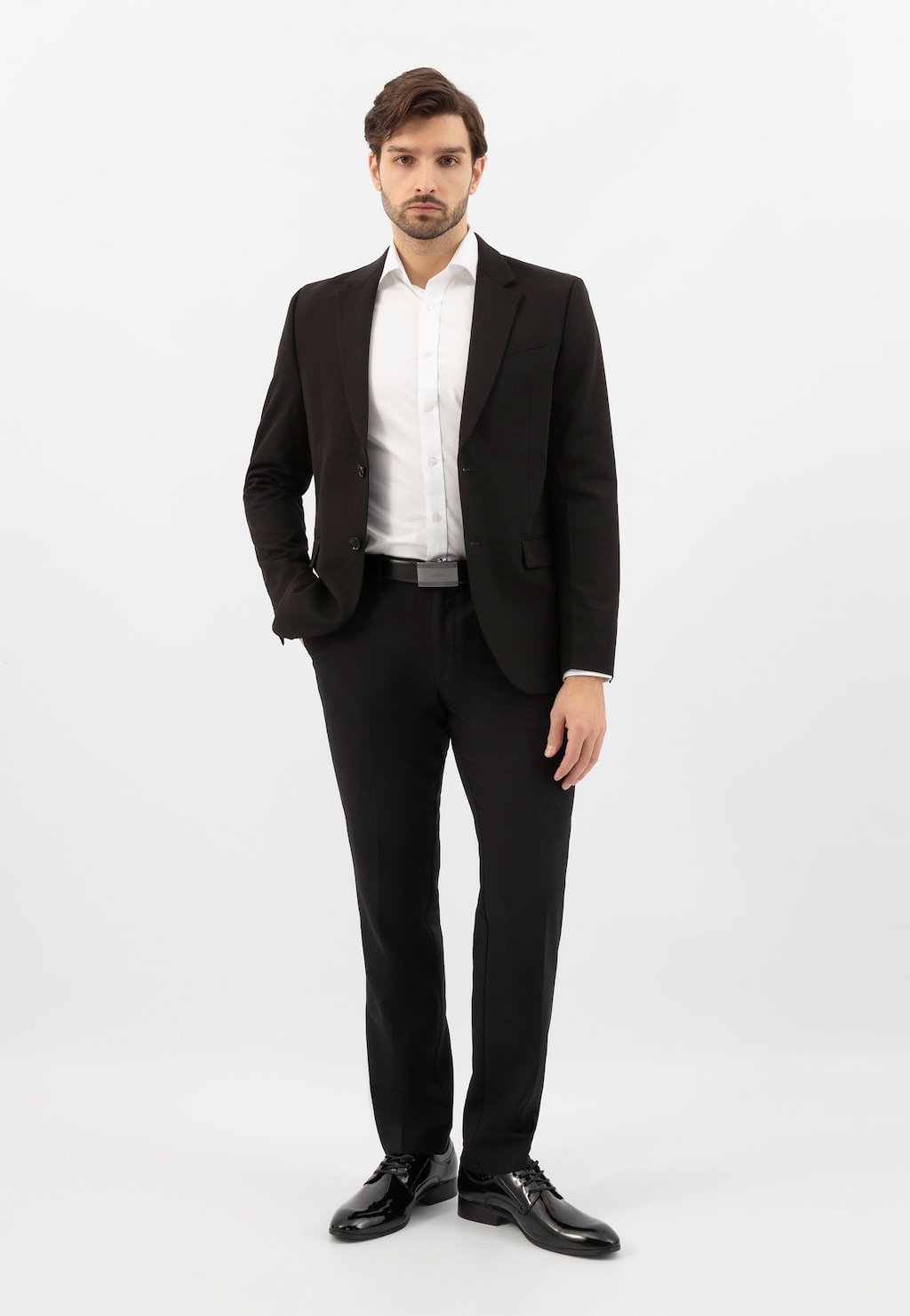 Elegancki czarny garnitur z białą koszulą, uzupełniony czarnymi lakierowanymi półbutami Wojas model 9005-31 - idealne połączenie do stroju formalnego.