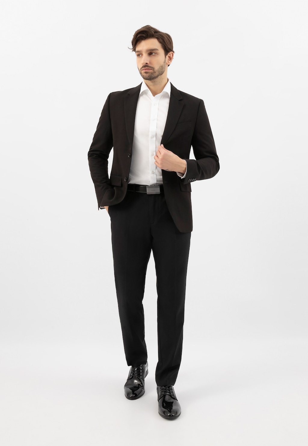 Elegancki czarny garnitur z białą koszulą, uzupełniony czarnymi lakierowanymi półbutami Wojas model 9005-31, idealnymi do formalnych stylizacji.