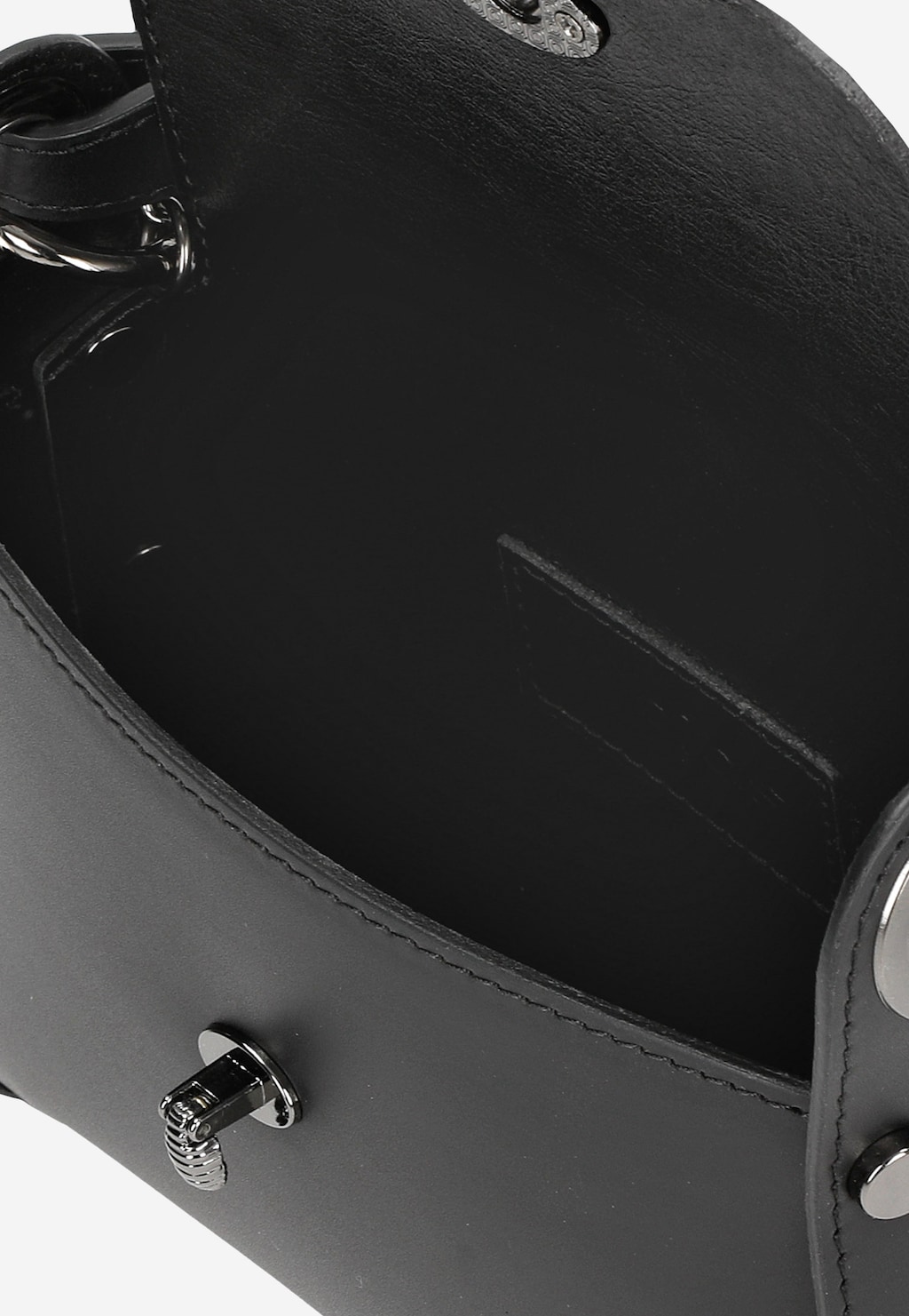 Wnętrze czarnej torebki wizytowej Wojas model 80318-51 z widoczną kieszenią, metalowymi okuciami i elementami mocującymi. Eleganckie wykończenie ze starannie wykonanymi szwami.