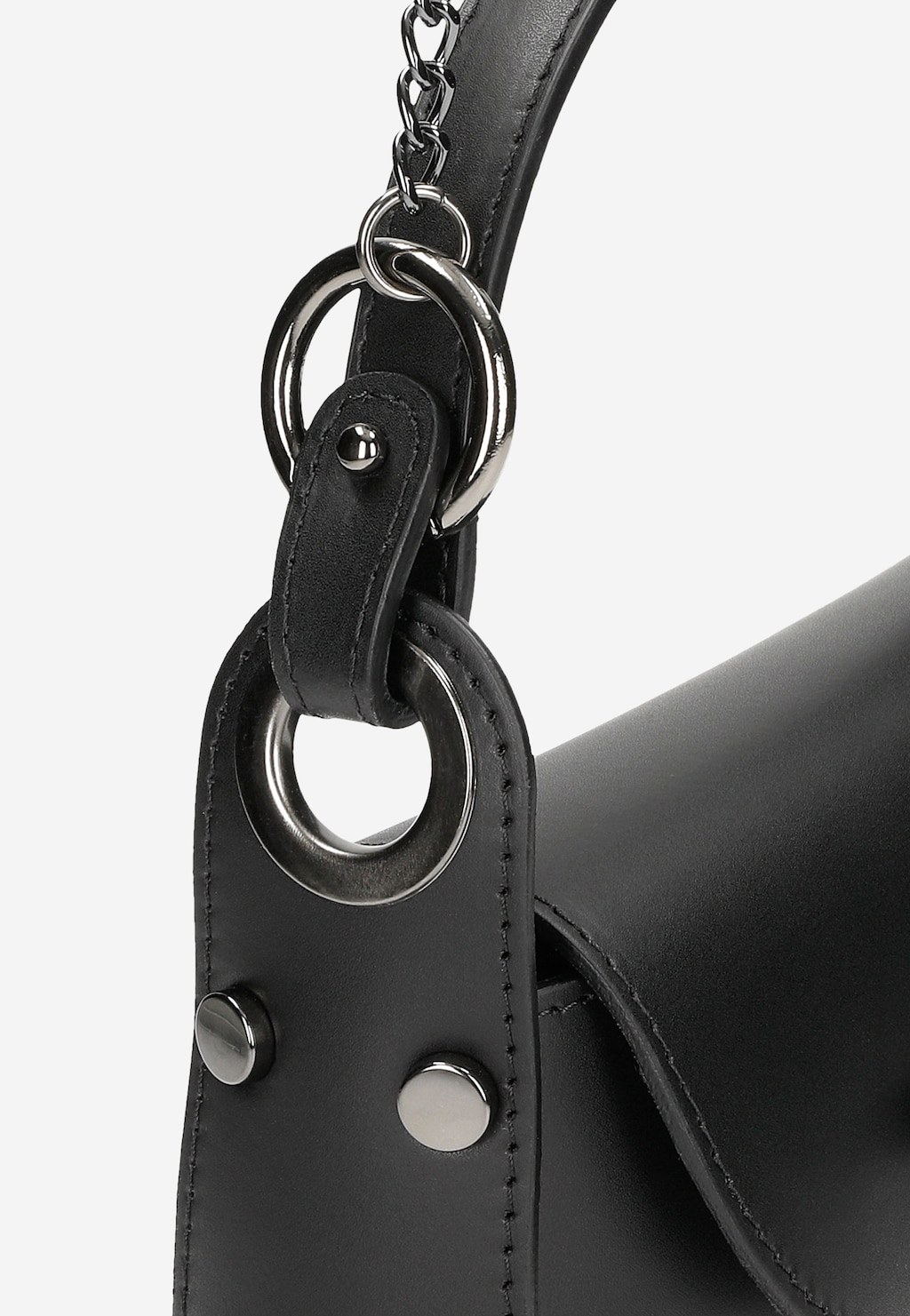 Czarna elegancka torebka wizytowa Wojas model 80318-51 z metalowymi okuciami, dekoracyjnymi kółkami na pasku i ozdobnym motylem ze srebra na klapie.