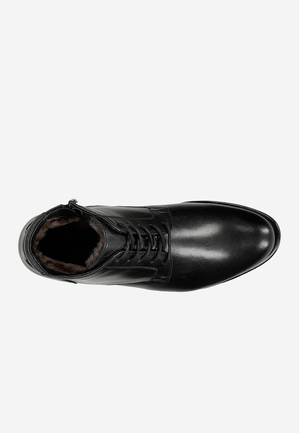 Czarne zimowe trzewiki męskie Wojas 9081-50 z lśniącej skóry licowej, widok z góry. Widoczne ciepłe futrzane wnętrze w kolorze brązowym i klasyczne sznurowanie.