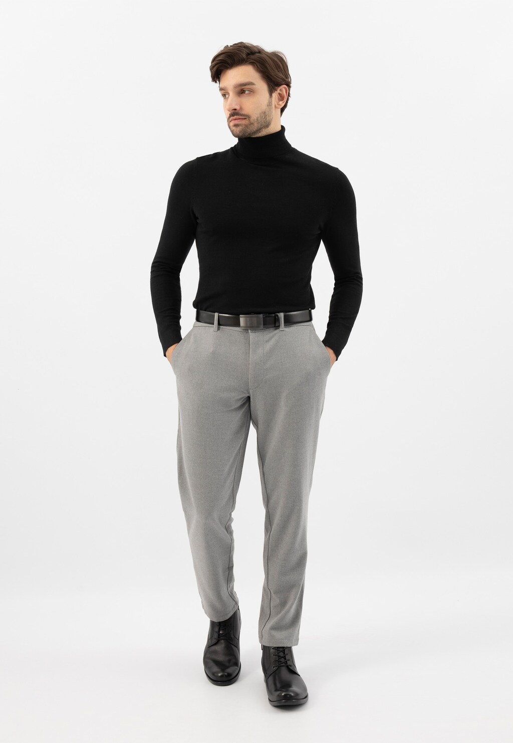 Stylizacja z czarnymi zimowymi trzewikami Wojas model 9081-50 ze skóry licowej, w połączeniu z eleganckim czarnym golfem i szarymi spodniami.