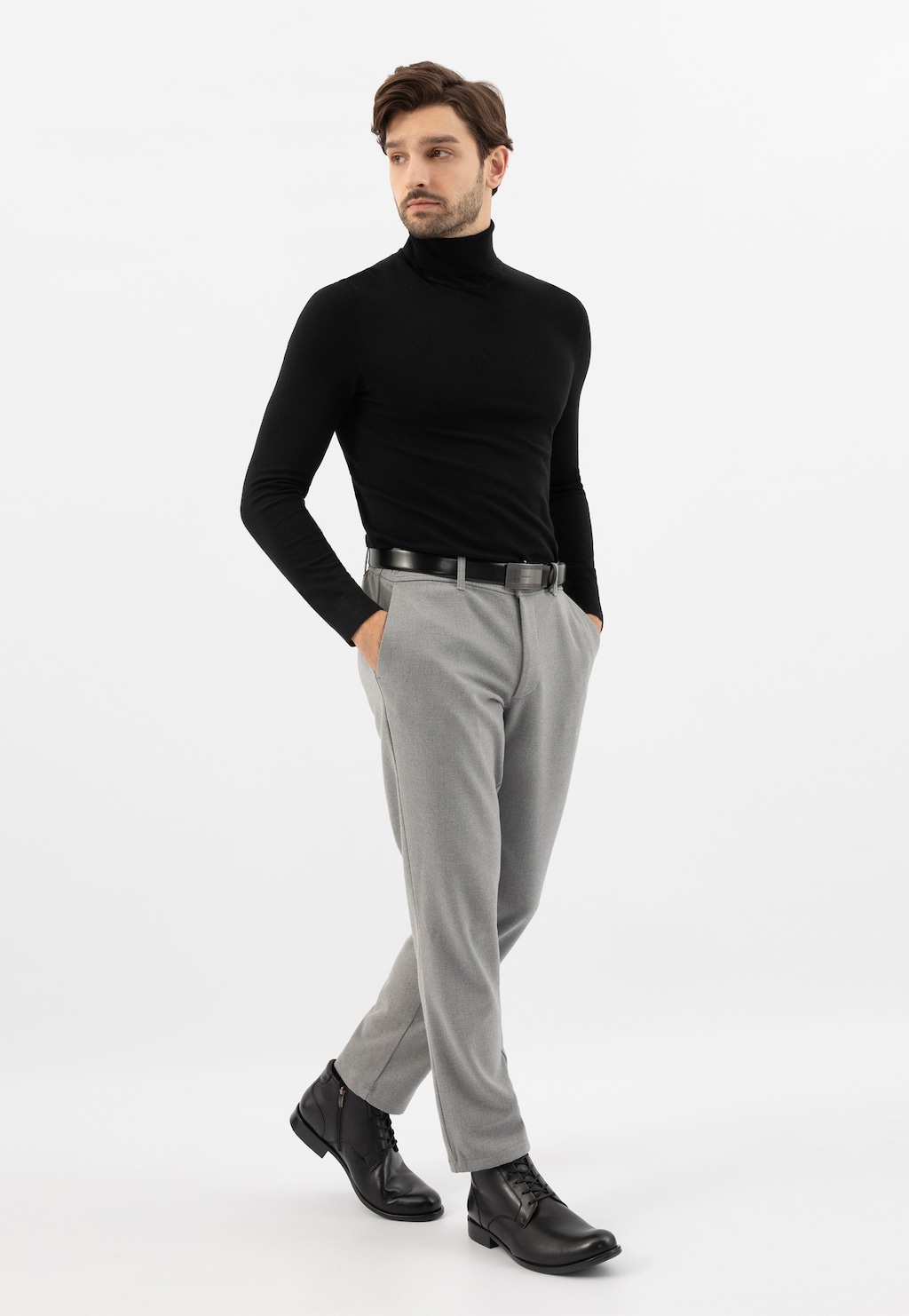 Elegancki strój męski z czarnym golfem i szarymi spodniami, uzupełniony czarnymi zimowymi trzewiki Wojas model 9081-50 ze skóry licowej.