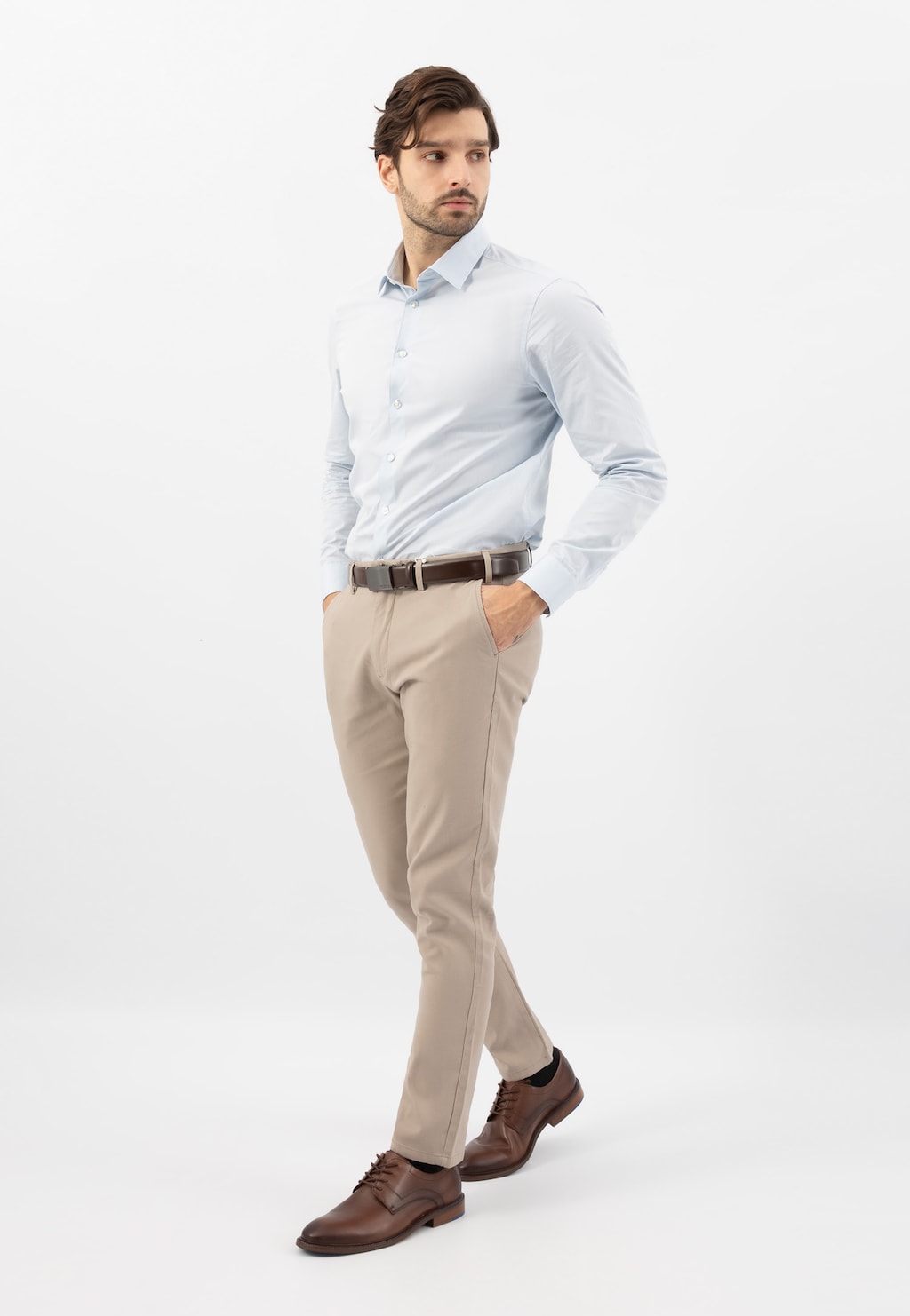 Elegancki strój biznesowy z brązowymi półbutami Wojas model 10133-52 ze skóry licowej. Klasyczne sznurowane buty doskonale uzupełniają stylizację z jasnoniebieską koszulą i beżowymi spodniami.