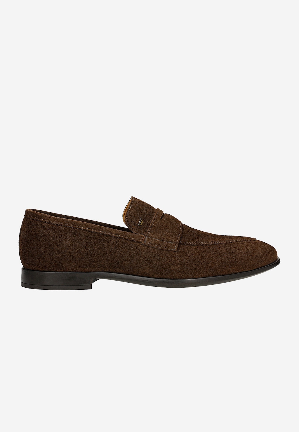 Brązowe loafersy męskie Wojas model 10196-62 wykonane z dwoiny welurowej, widok z boku, z charakterystycznym paskiem na przodzie i czarną podeszwą.