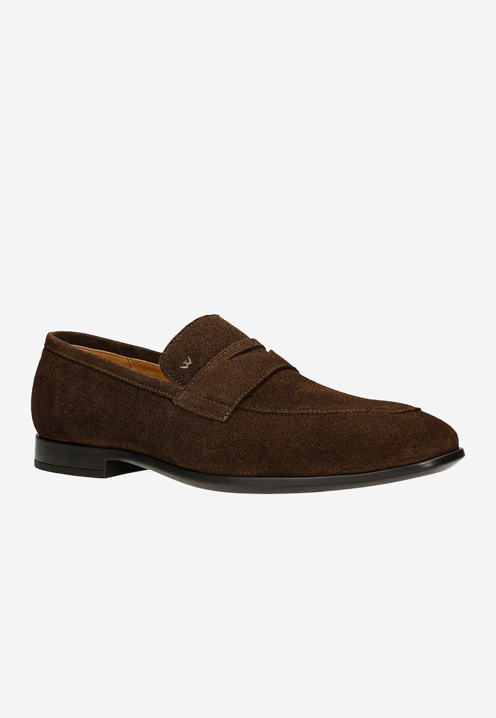 Brązowe loafersy męskie Wojas 10196-62 z dwoiny welurowej, widok z boku. Elegancki but z charakterystycznym paskiem na przodzie i logo marki, na czarnej podeszwie.