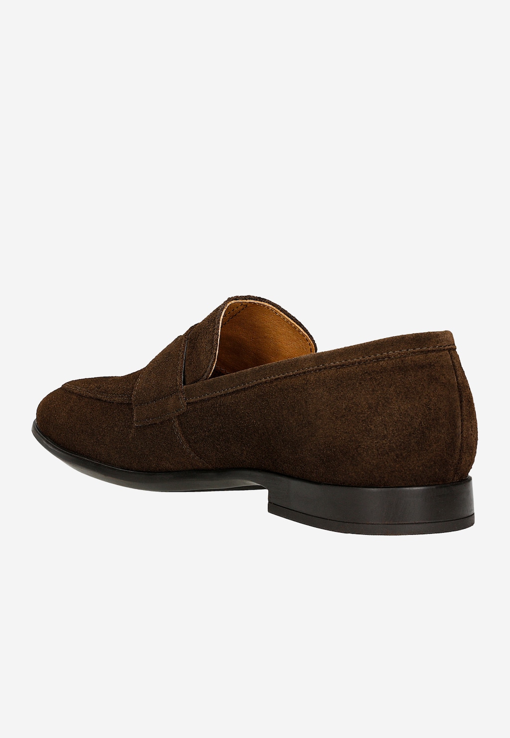 Brązowe loafersy Wojas 10196-62 z dwoiny welurowej pokazane z boku, widoczna elegancka linia buta, skórzane wykończenie wnętrza i niski obcas.