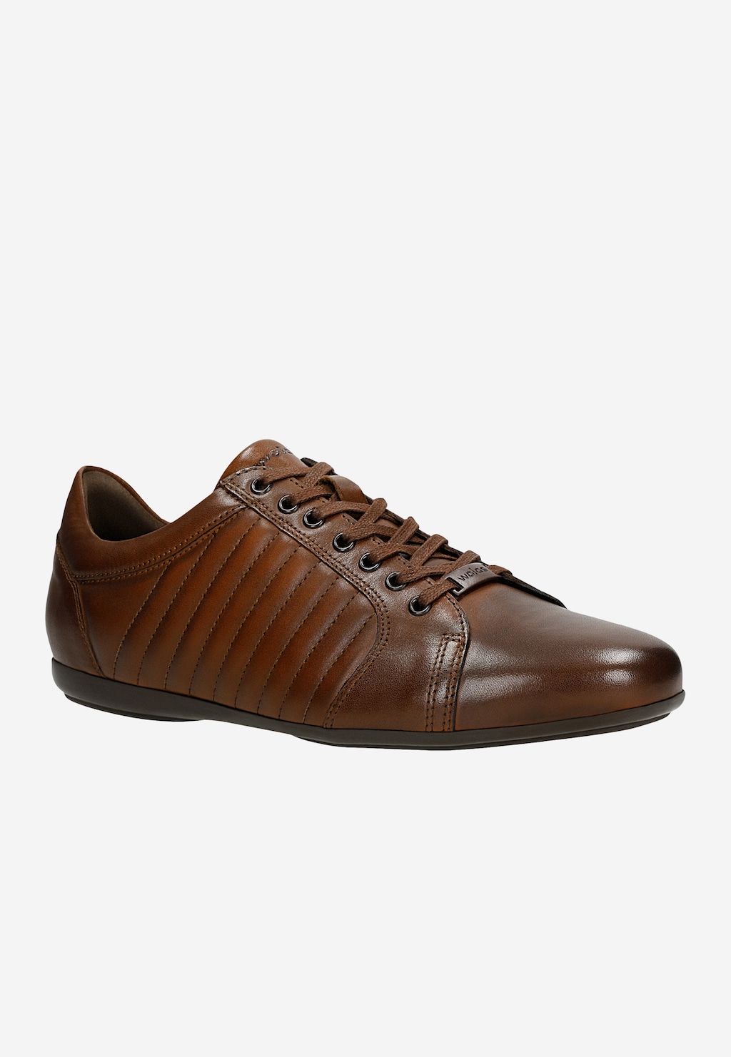 Brązowe skórzane sneakersy męskie Wojas model 10240-52 z charakterystycznymi przeszyciami na boku, widok z profilu, z metalowym logo marki na boku buta.