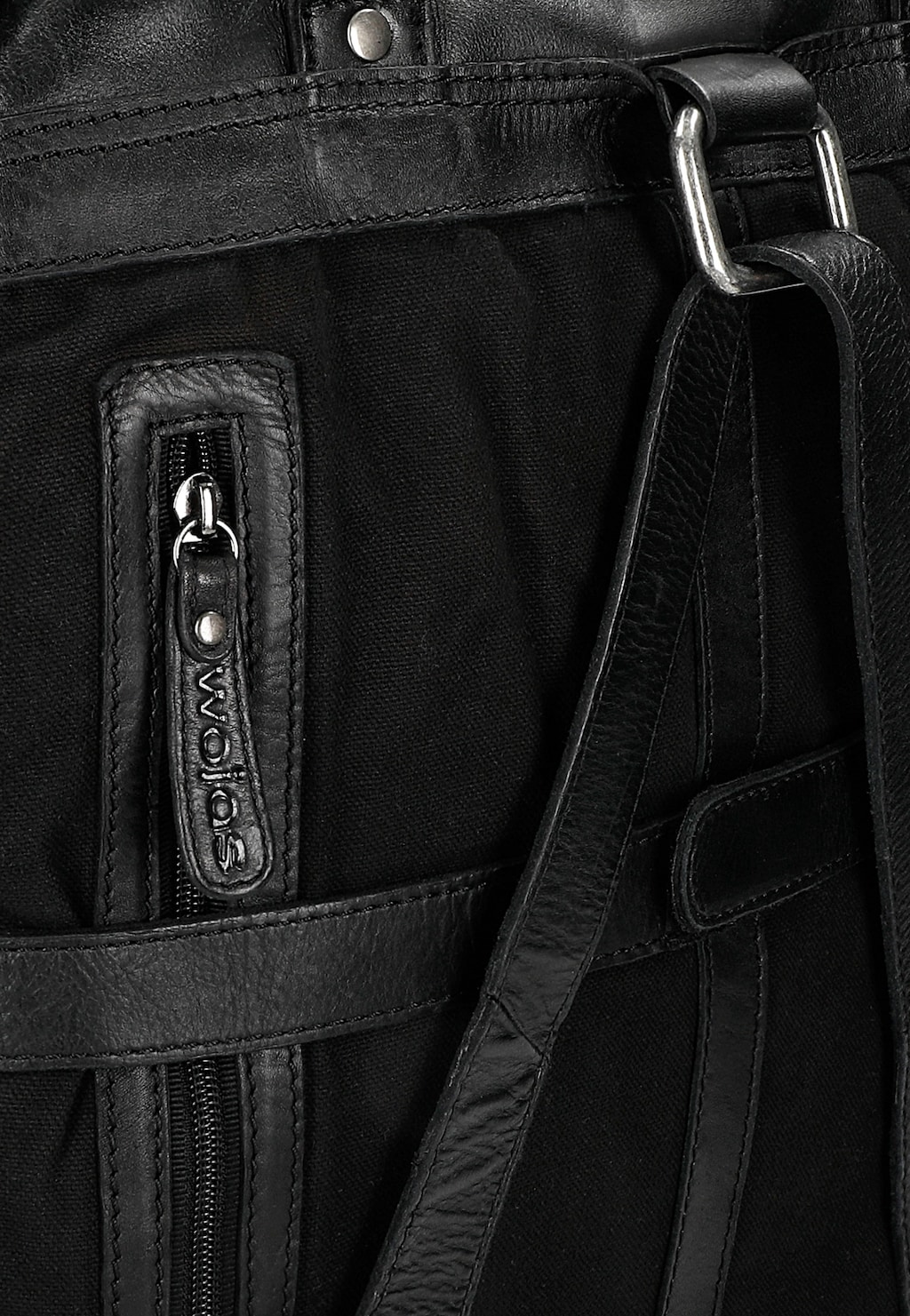 Zbliżenie na detale czarnej skórzanej torby-plecaka Wojas model 80360-51, widoczne zapięcie, metalowe elementy, logo marki na suwaku i paski do noszenia. Funkcjonalny design 2w1.