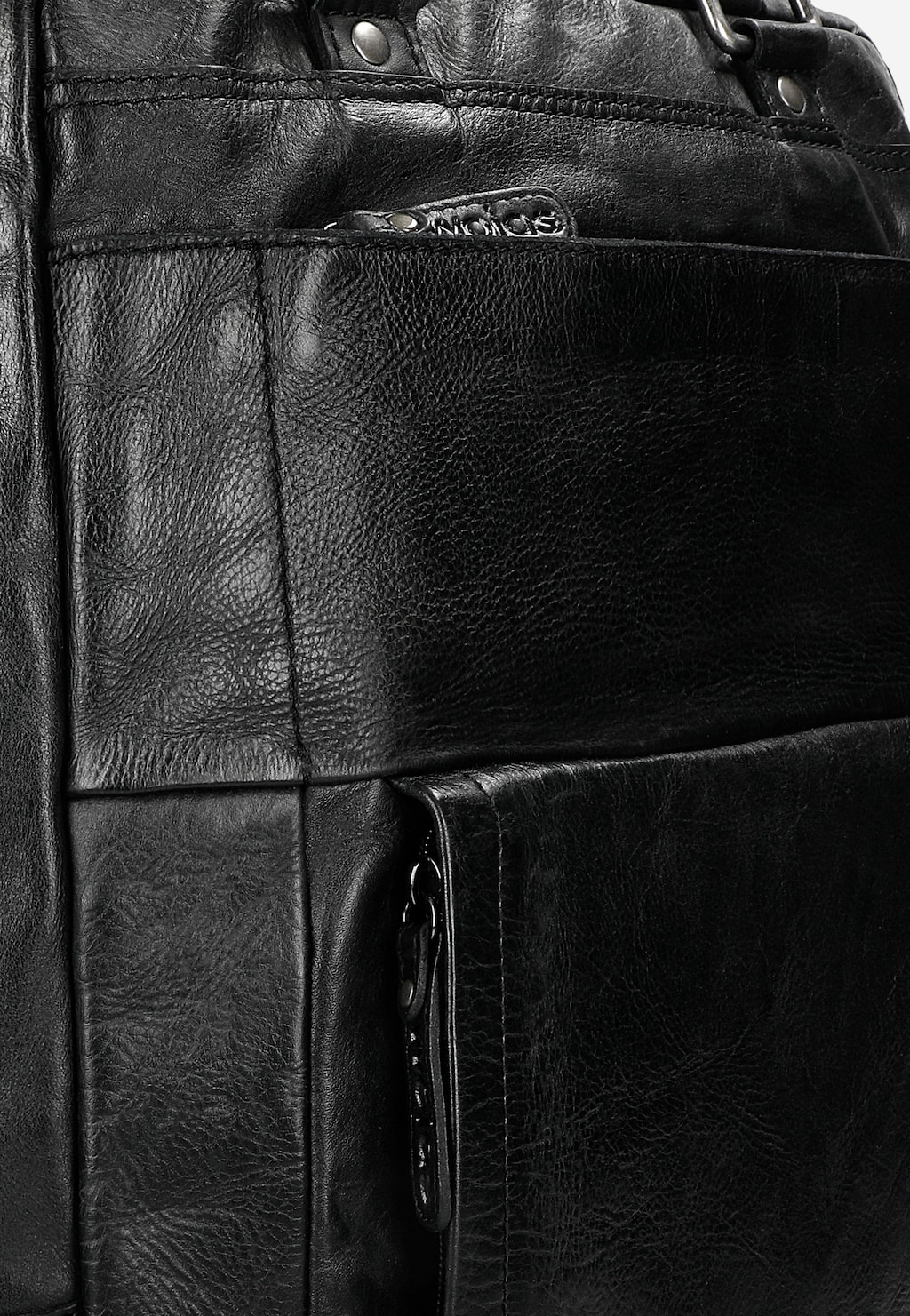 Czarna skórzana torba-plecak Wojas model 80360-51 z widoczną kieszenią zewnętrzną, metalowymi okuciami i zamkiem błyskawicznym. Eleganckie wykończenie z logo marki.