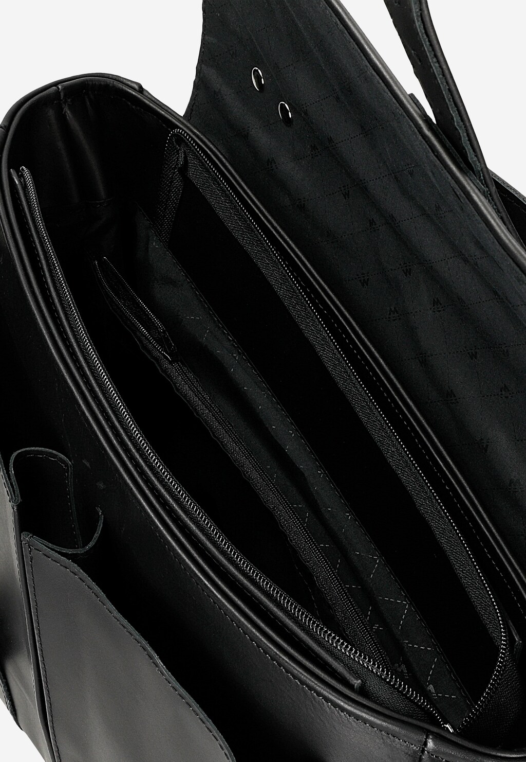 Wnętrze czarnej skórzanej torby-plecaka Wojas model 80399-51 z widocznymi przegródkami, kieszeniami na zamek i pikowaną podszewką, ukazujące pojemne i funkcjonalne wnętrze produktu.