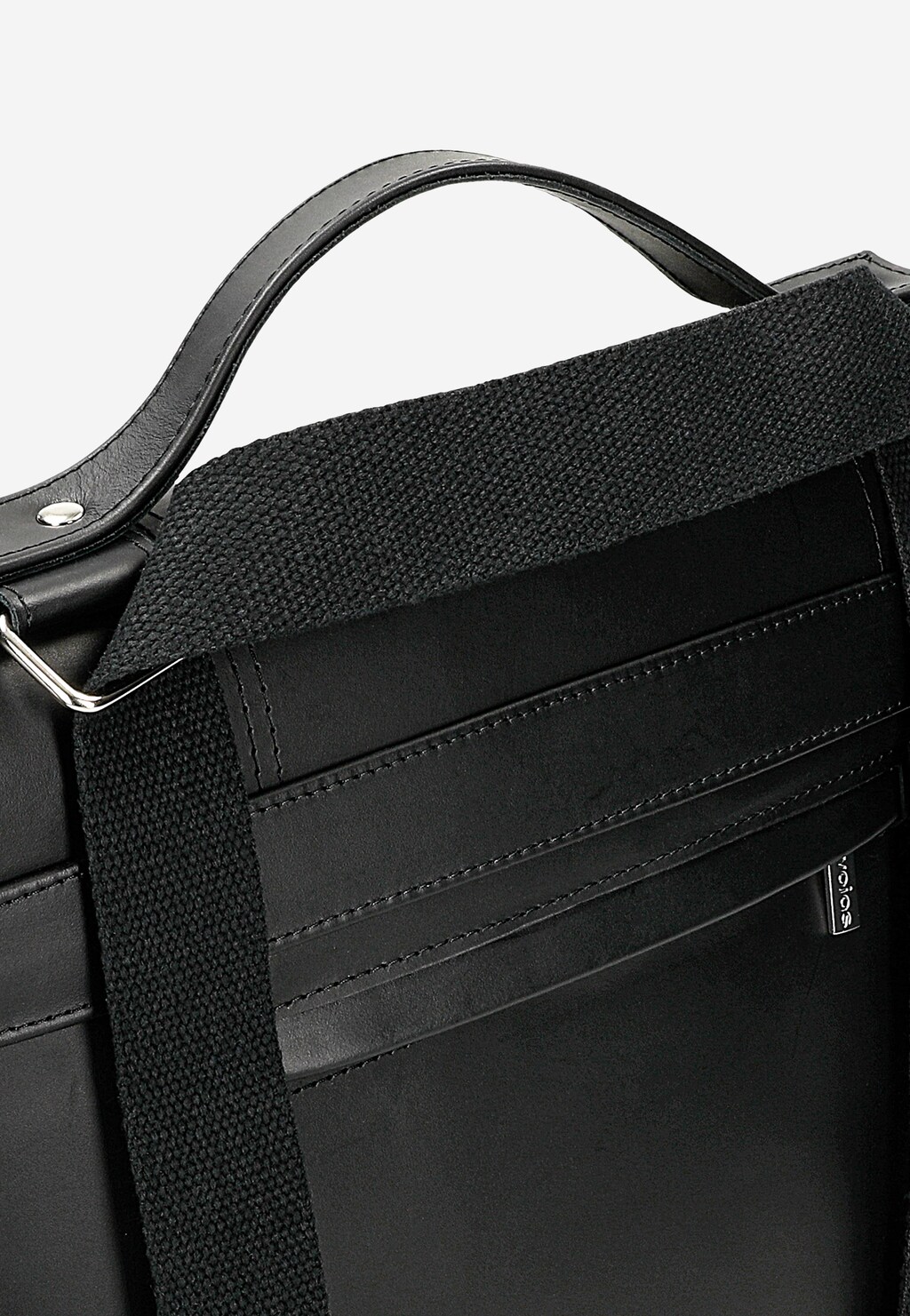 Czarna skórzana torba-plecak 2w1 Wojas model 80399-51 z widocznym uchwytem, paskiem i panelem ozdobnym ze ściegami oraz logo marki.