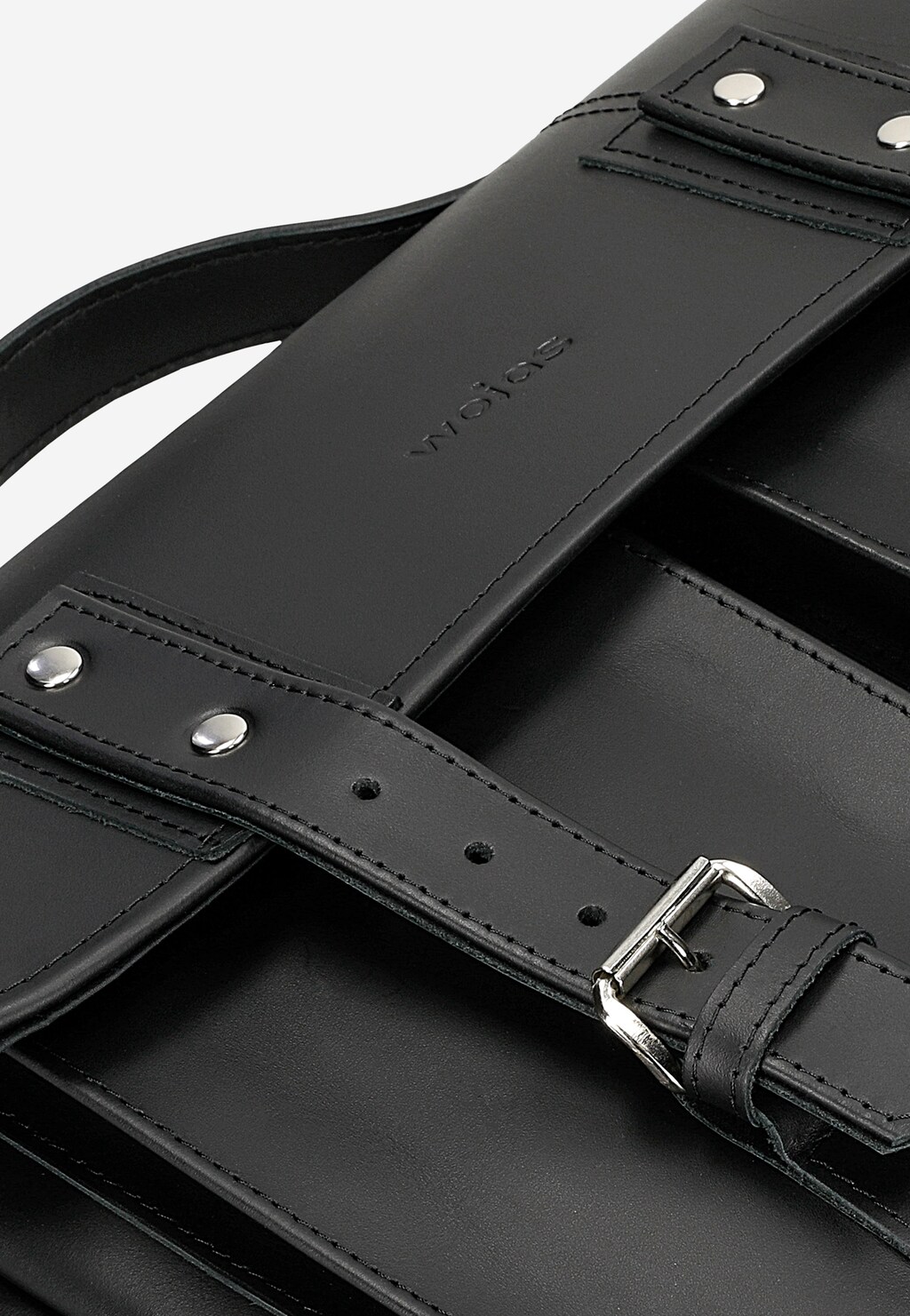 Czarna skórzana torba-plecak Wojas 2w1 model 80399-51 z wytłoczonym logo, widocznym paskiem z metalową klamrą i ozdobnymi nitami, ujęcie detali konstrukcji.