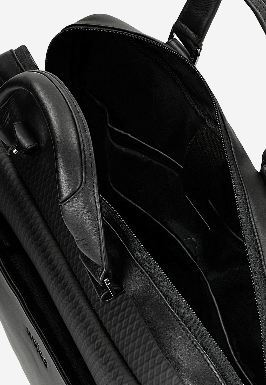 Wnętrze czarnej męskiej torby skórzanej Wojas model 90024-81 z widoczną przegrodą na laptopa, kieszeniami organizacyjnymi i skórzanym uchwytem.