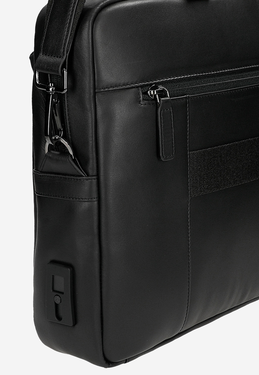 Czarna, elegancka torba męska Wojas 90024-81 z przegrodą na laptopa, wykonana ze skóry naturalnej, z metalowymi dodatkami i zamkiem błyskawicznym.