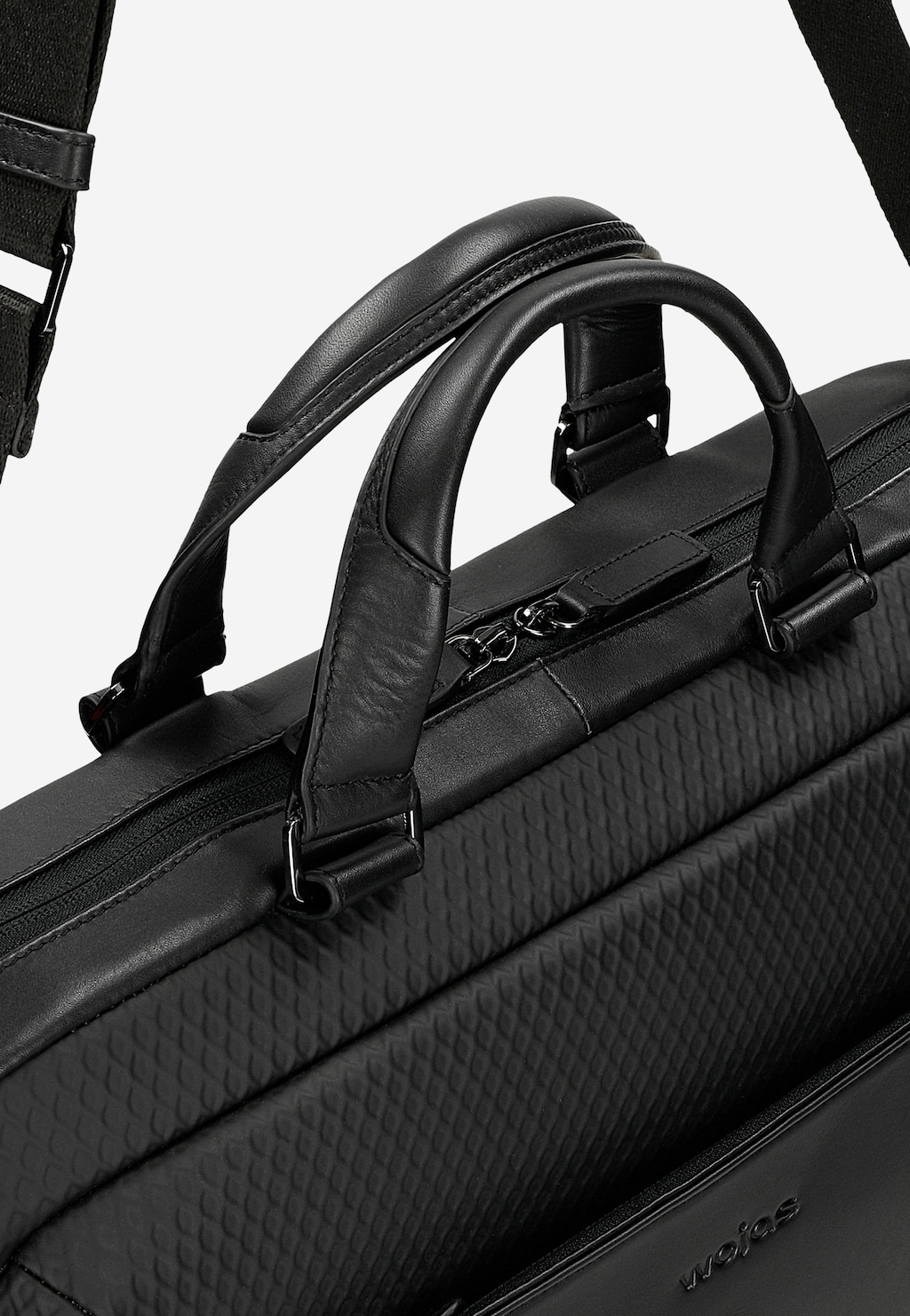 Czarna skórzana torba męska Wojas model 90024-81 z przegrodą na laptopa, widoczne eleganckie uchwyty, zamek błyskawiczny i pasek na ramię.