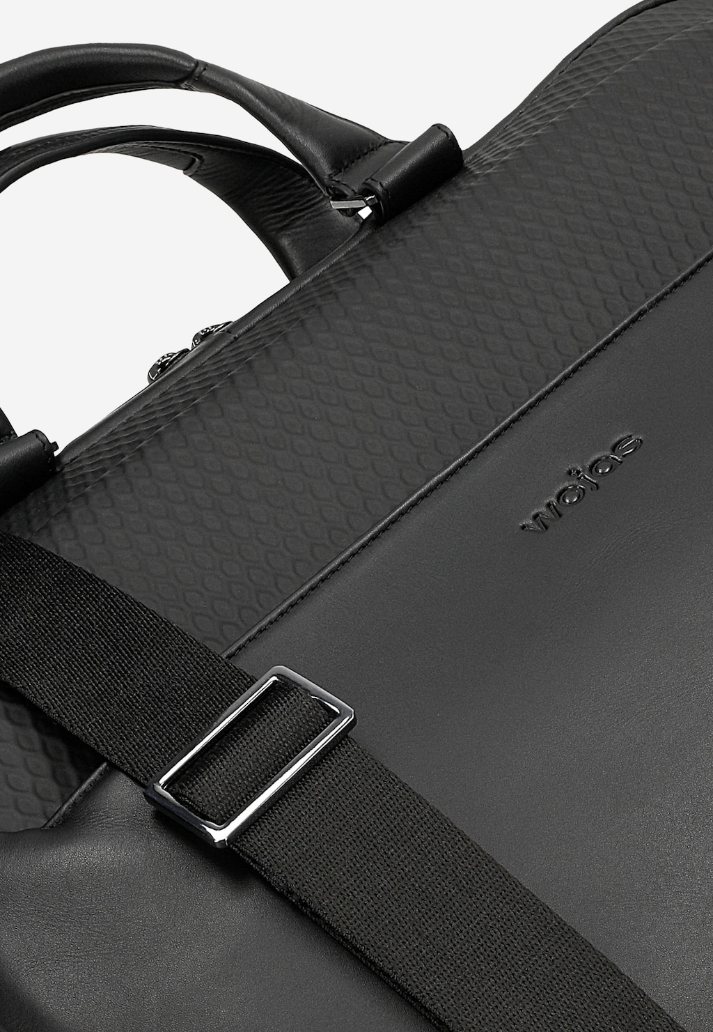 Męska skórzana torba biznesowa Wojas 90024-81 z przegrodą na laptopa. Widoczne eleganckie wykończenie, tekstura skóry, uchwyt i pasek na ramię z metalową klamrą.