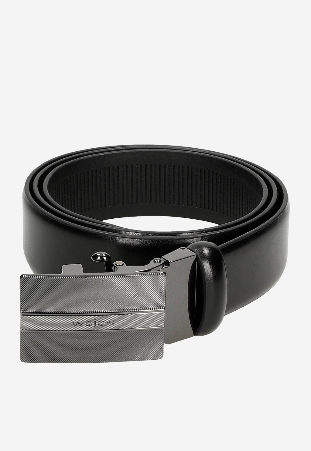 Elegancki czarny pasek męski Wojas model 93038-51 ze skóry naturalnej z metalową klamrą o fakturowanej powierzchni, widoczny z bliska w pozycji złożonej.