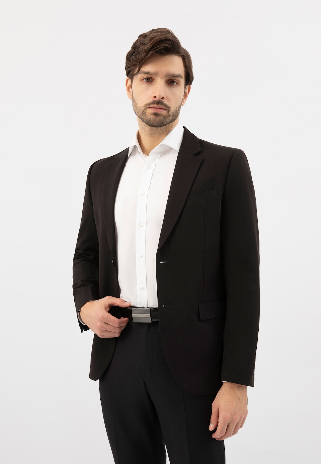 Elegancki męski strój z czarnym skórzanym paskiem Wojas model 93038-51 z pełną klamrą, idealnie dopełniający formalny garnitur i białą koszulę.