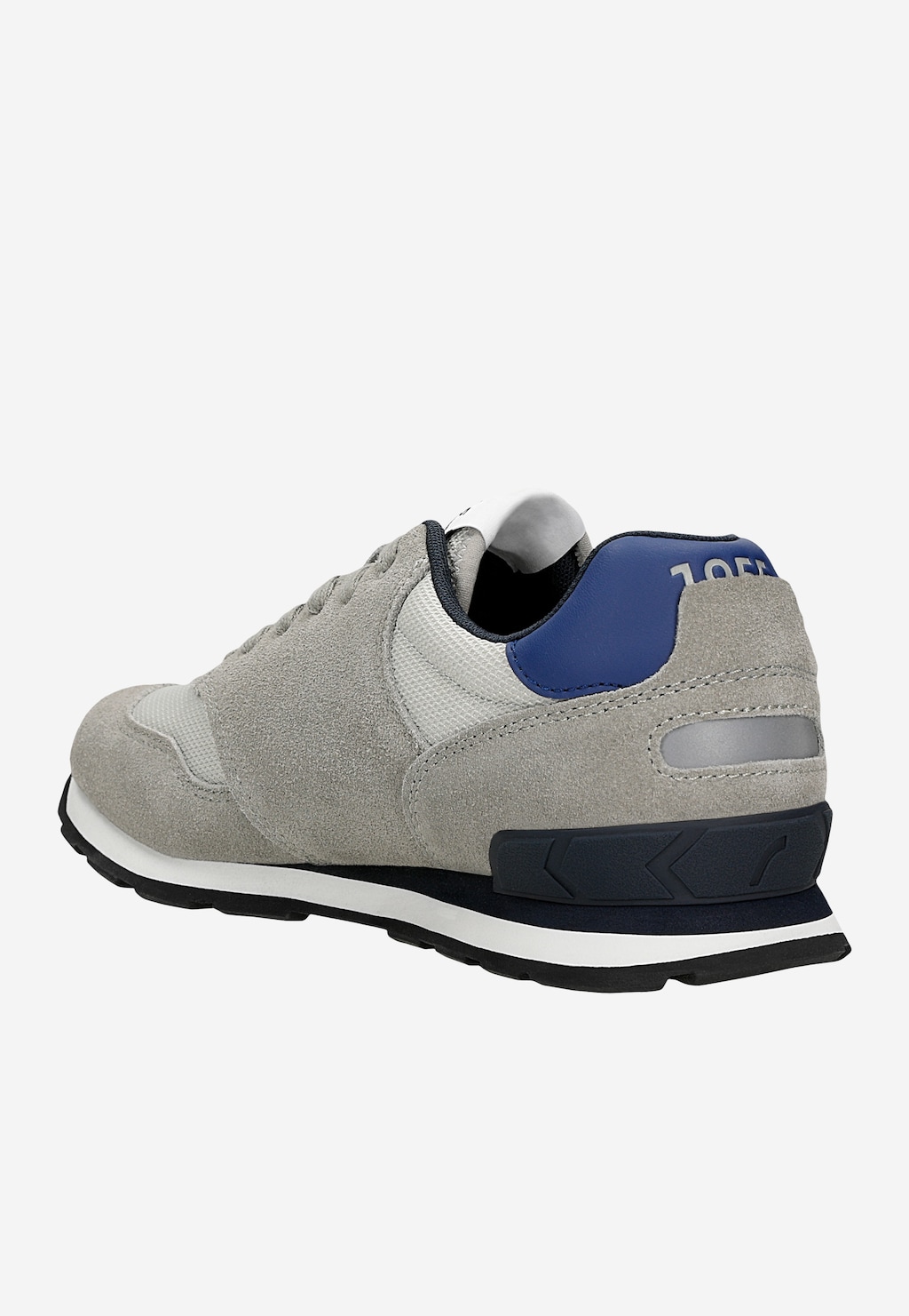 Popielato-niebieskie sneakersy RELAKS model R34202-80 z charakterystycznym niebieskim detalem na pięcie, widok z boku ukazujący zamszową cholewkę i czarną podeszwę.