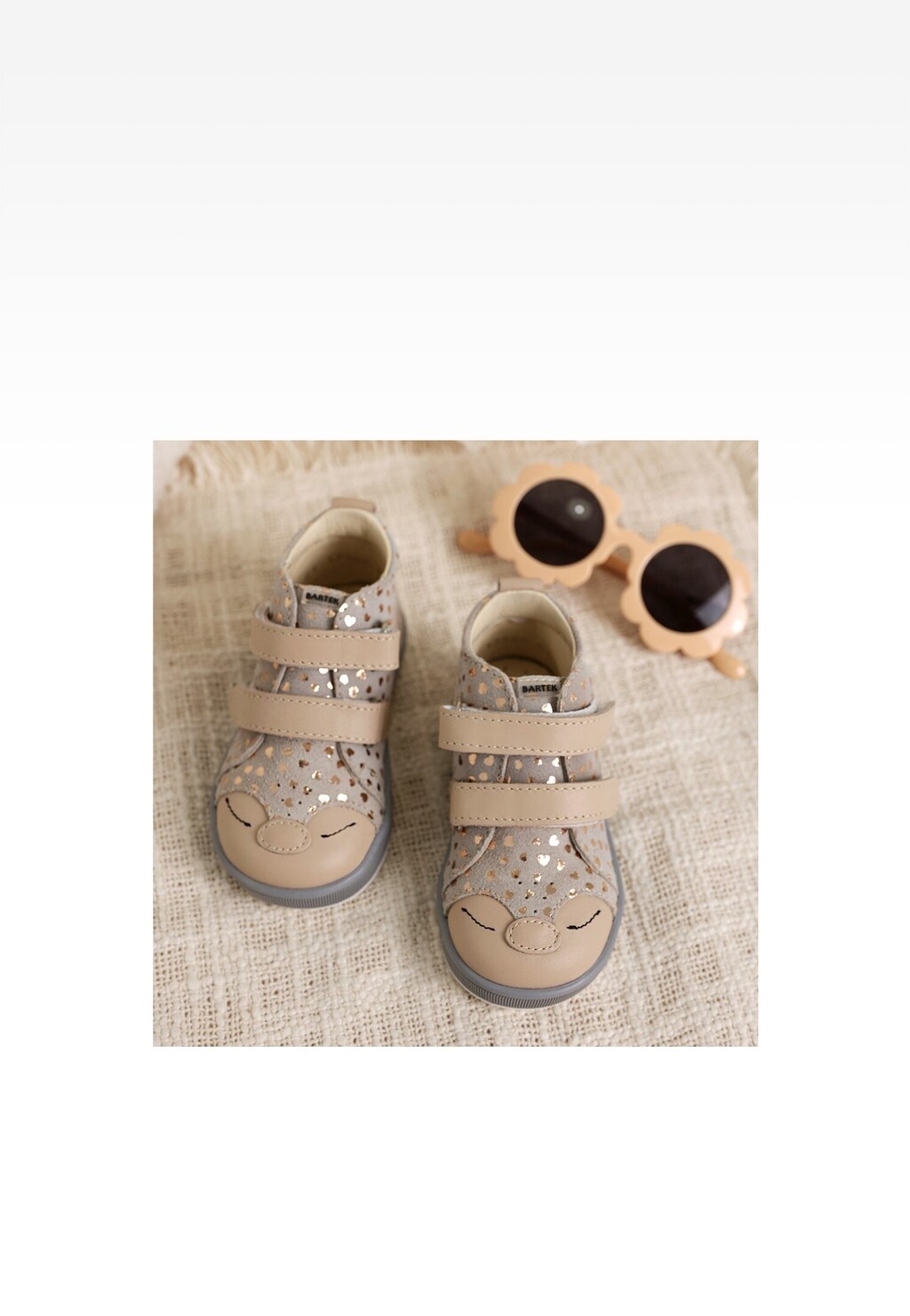 Béžové kotníčkové boty BARTEK se zlatými srdíčky a zvířátkem na špičce 1356801 Widok 8