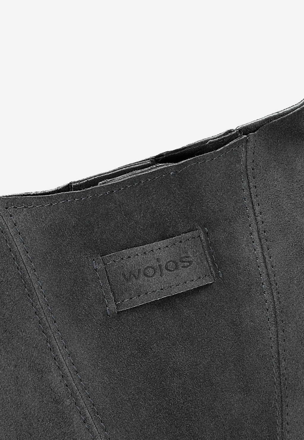 Zbliżenie na fragment grafitowej torebki damskiej Wojas model 80446-61 wykonanej z dwoiny, widoczna naszywka z logo marki i staranne przeszycia.