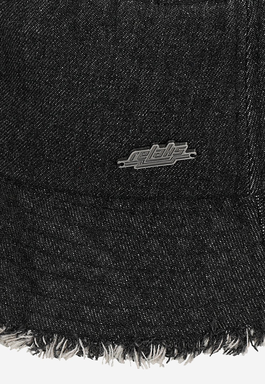Ciemny jeansowy kapelusz RELAKS model R96033-41 z metalowym logo marki i postrzępioną krawędzią. Widok zbliżenia na strukturę denimu i charakterystyczne wykończenie.