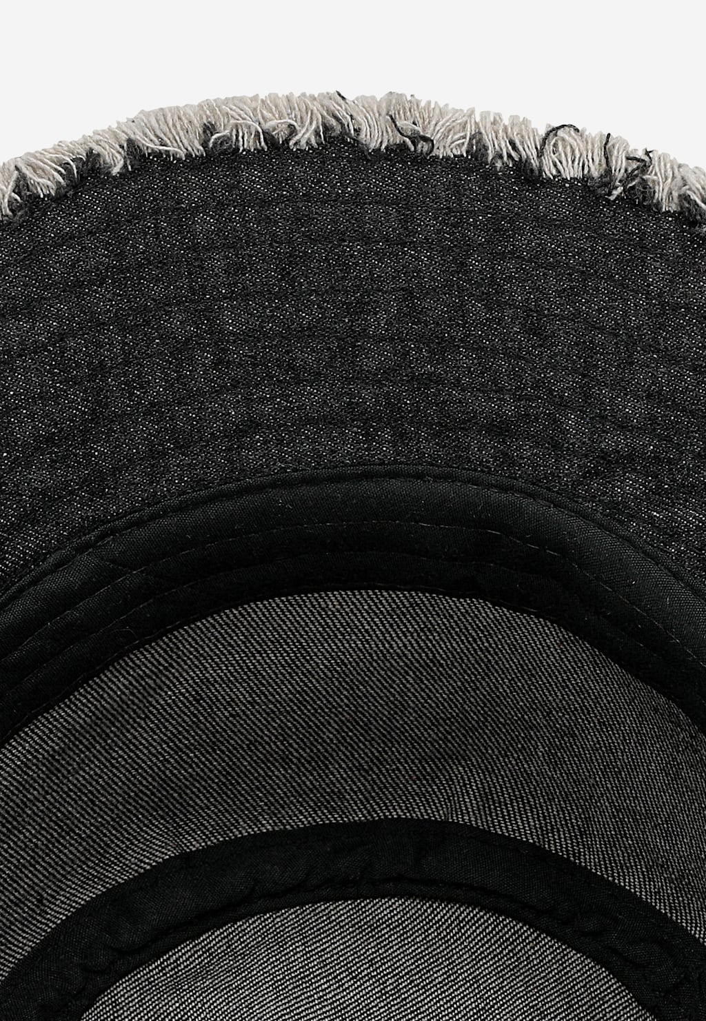 Ciemny jeansowy kapelusz RELAKS R96033-41 z charakterystycznym postrzępionym wykończeniem rantu, widok z góry ukazujący wnętrze i teksturę materiału.