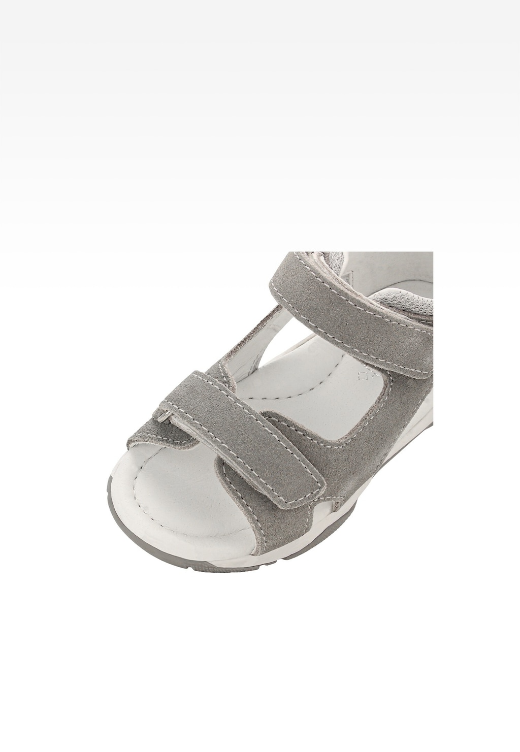 Szare sandały dziecięce Bartek 84411-80 z zapięciem na rzepy, wykonane z zamszu, z charakterystyczną aplikacją wilka na pięcie, widok z przodu.