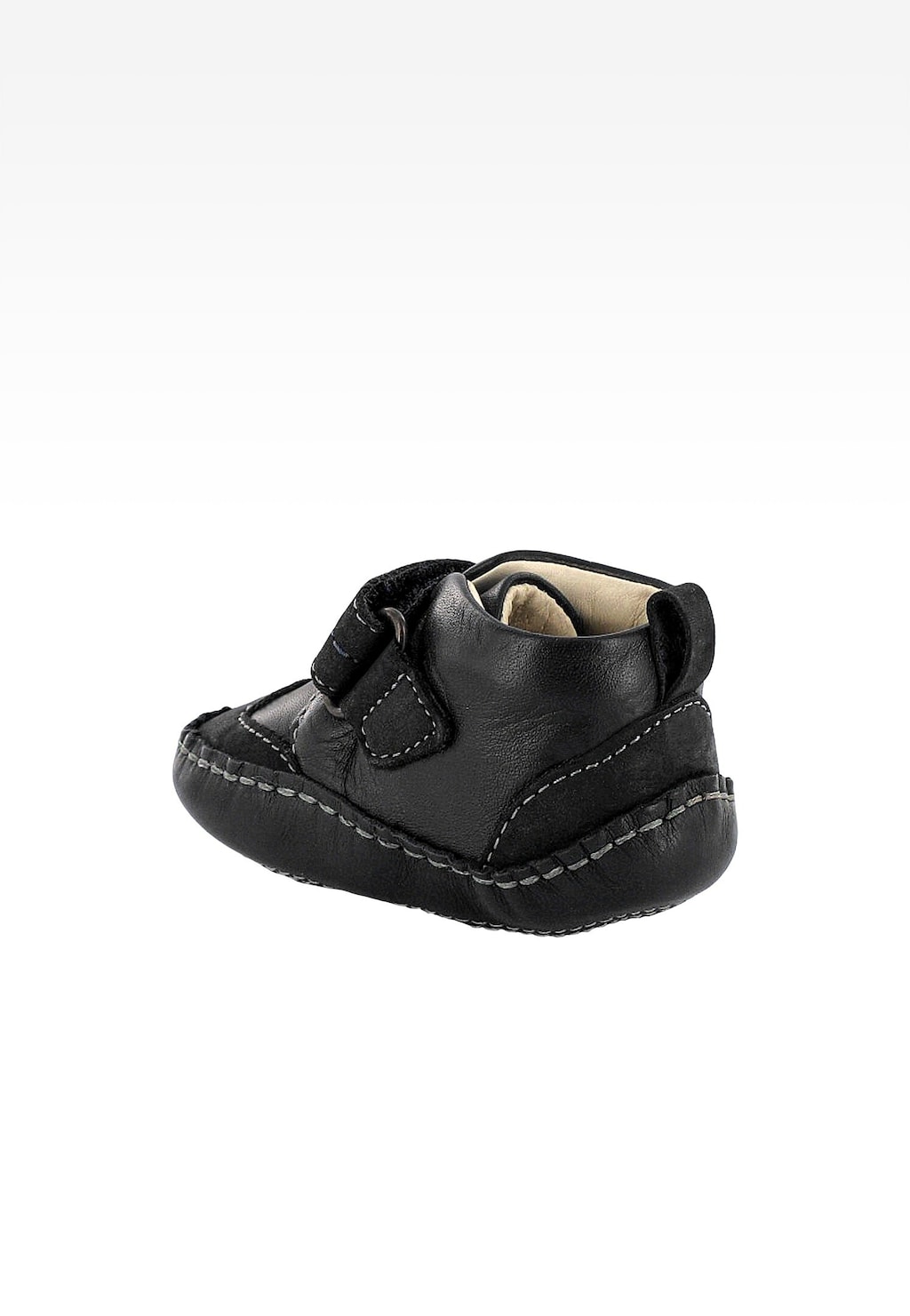 Czarne skórzane niechodki Bartek T-61002/N90 dla chłopca z rzepem, widok z boku. Miękka podeszwa i jasna wyściółka zapewniają komfort pierwszych kroków dziecka.
