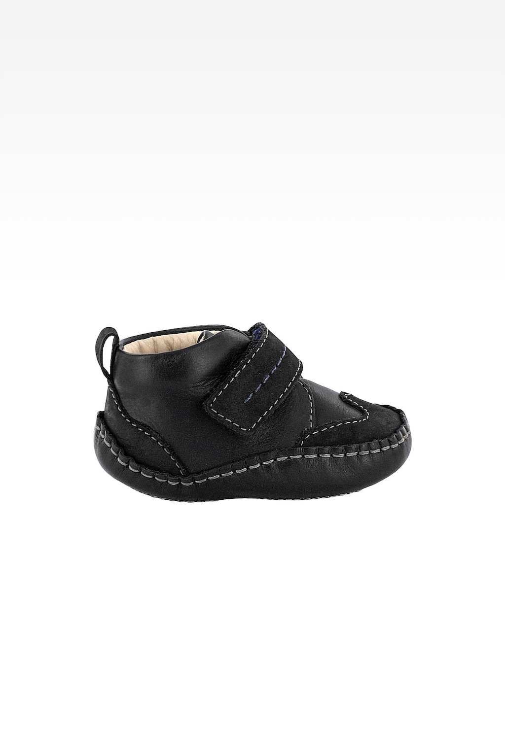 Czarne skórzane niechodki Bartek T-61002/N90 dla chłopca z rzepem, ozdobnym białym przeszyciem i miękką wyściółką, widok z boku.
