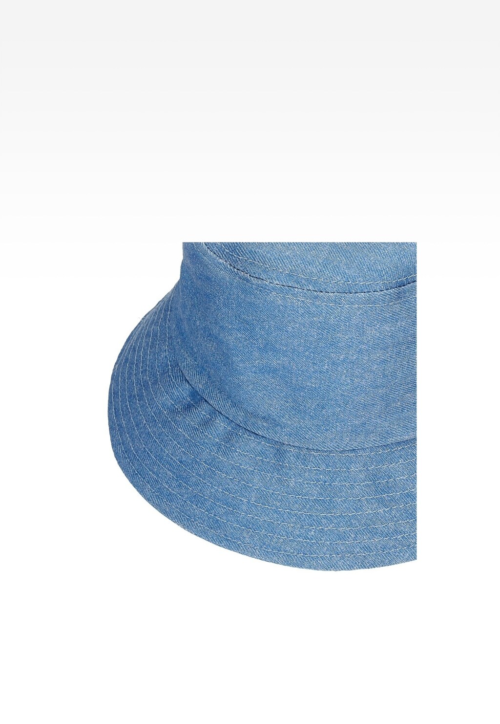 Niebieski materiałowy kapelusz dziecięcy Bartek 85609-16 z widocznym rondem i przeszyciami, wykonany z denimu, idealny do letnich stylizacji.