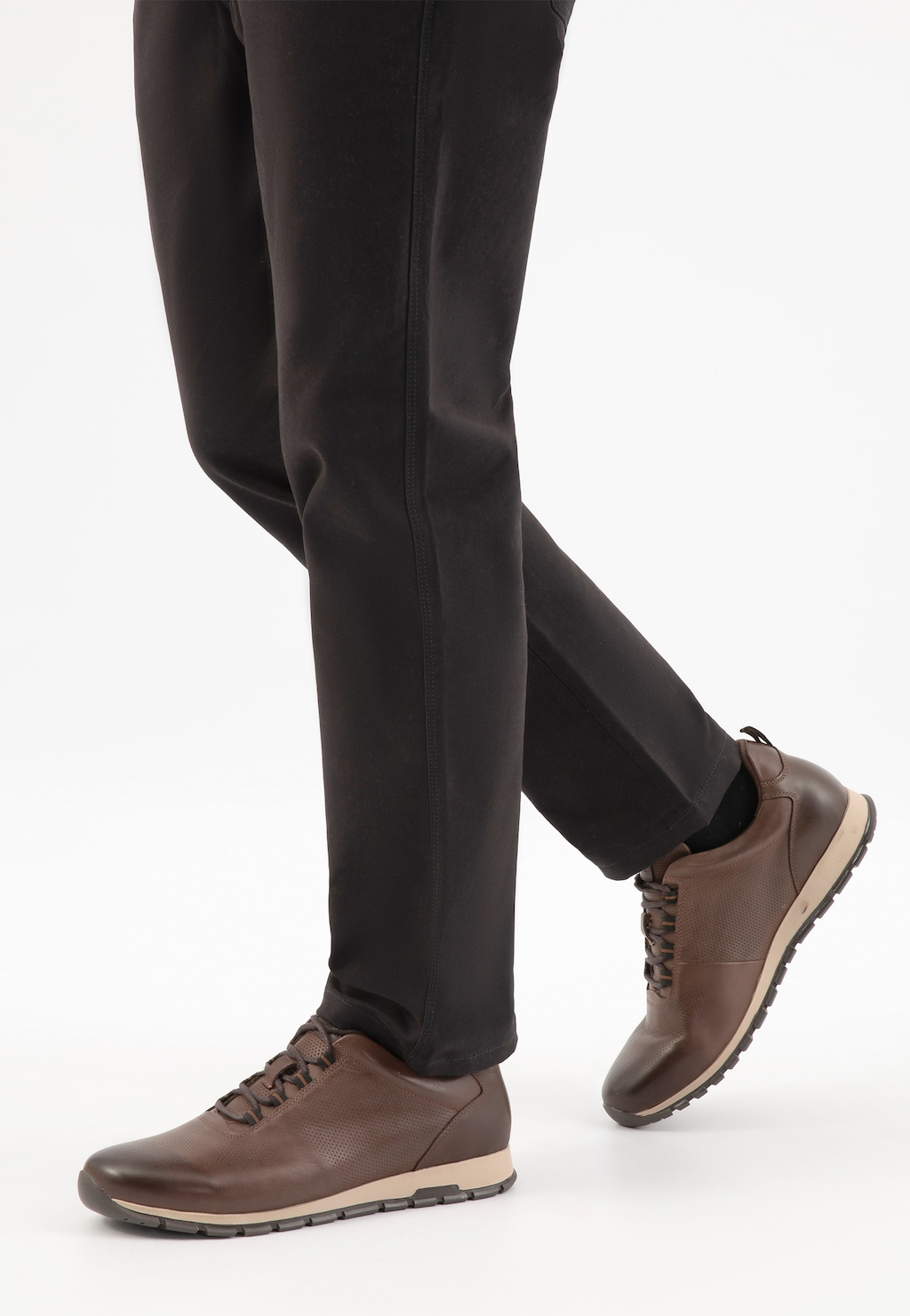 Sneakersy męskie z ciemnobrązowej skóry licowej 10039-52 Widok 7