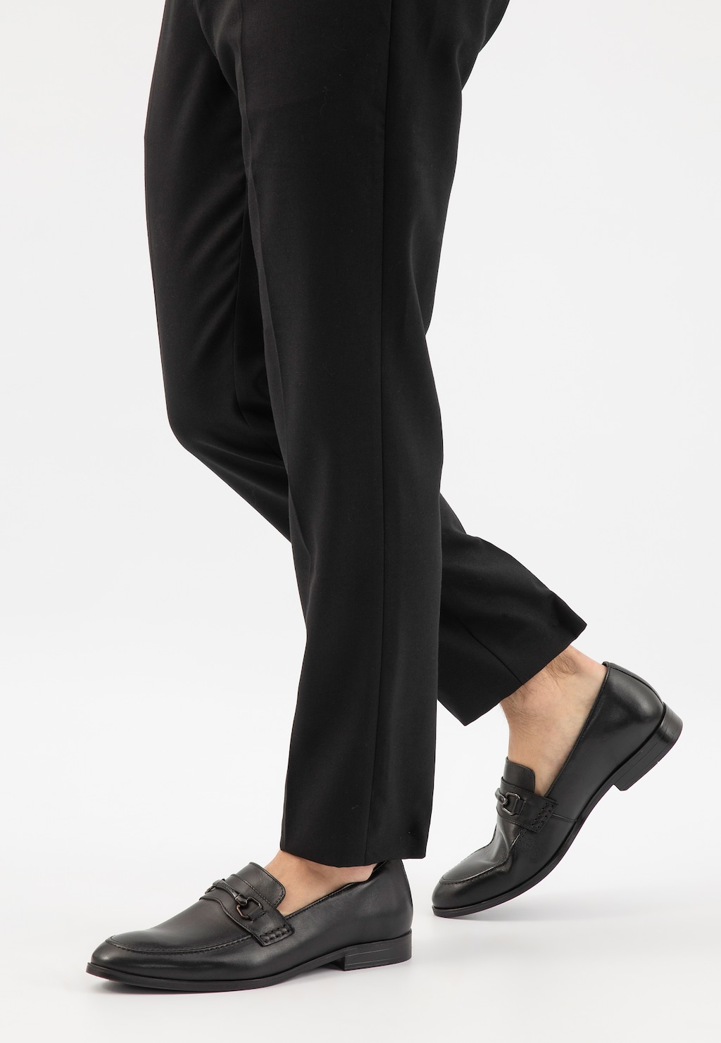 Černé pánské kožené mokasíny s kovovým detailem 10224-51 Widok 7