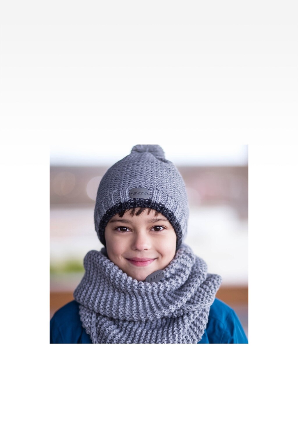 Šedá dětská sada BARTEK čepice s reflexním bambulí + nákrčník 8560580 Widok 8