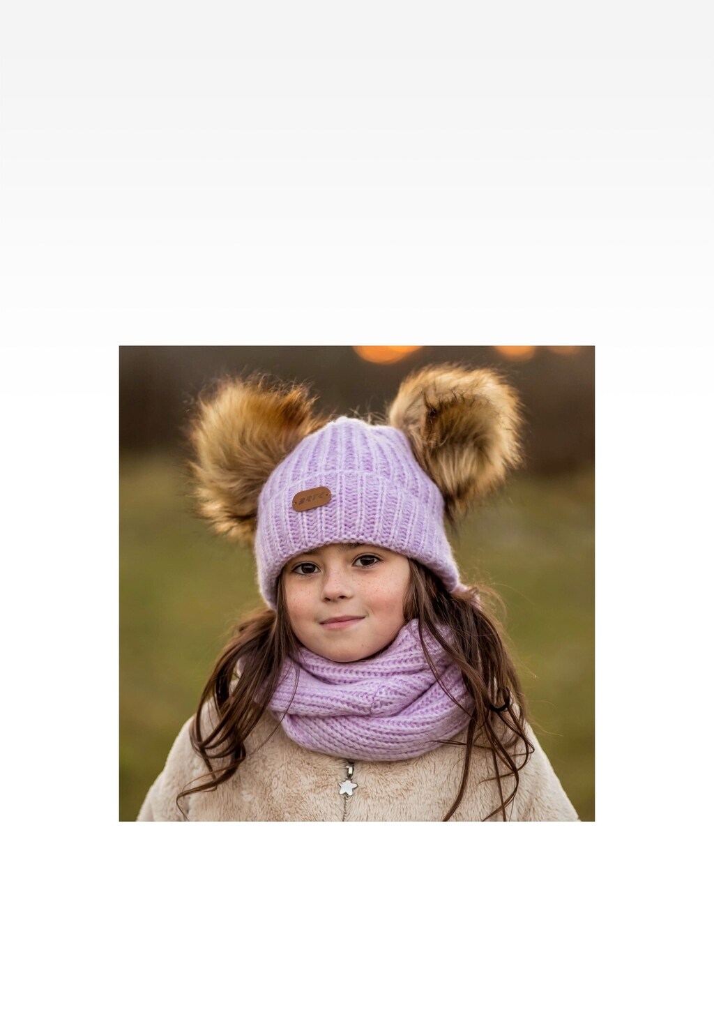 Fioletowy zestaw BARTEK 85603-86  z wełną merino - czapka z dwoma pomponami i komin Widok 5